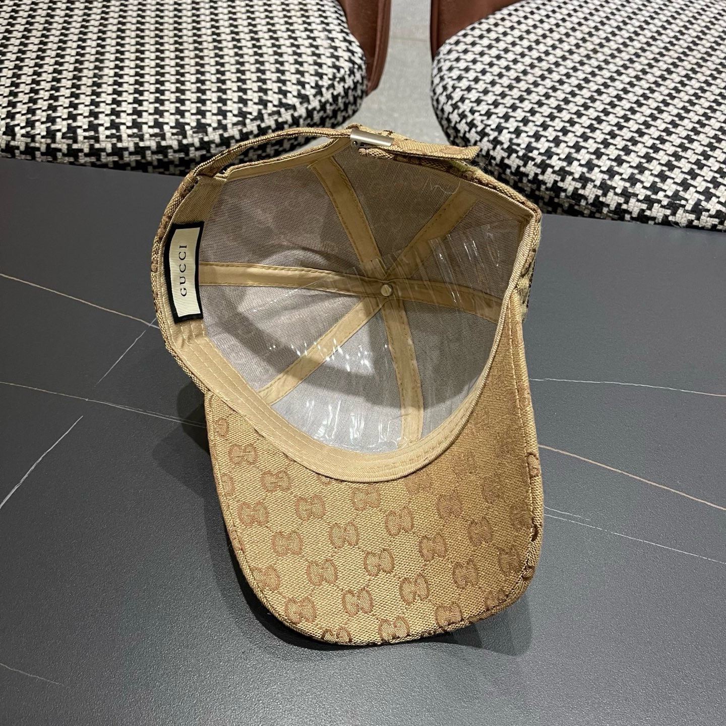GUCCI古奇棒球帽 2025新款 工艺非常精美 带钻高档大气上档次！低调奢华，方便携带！