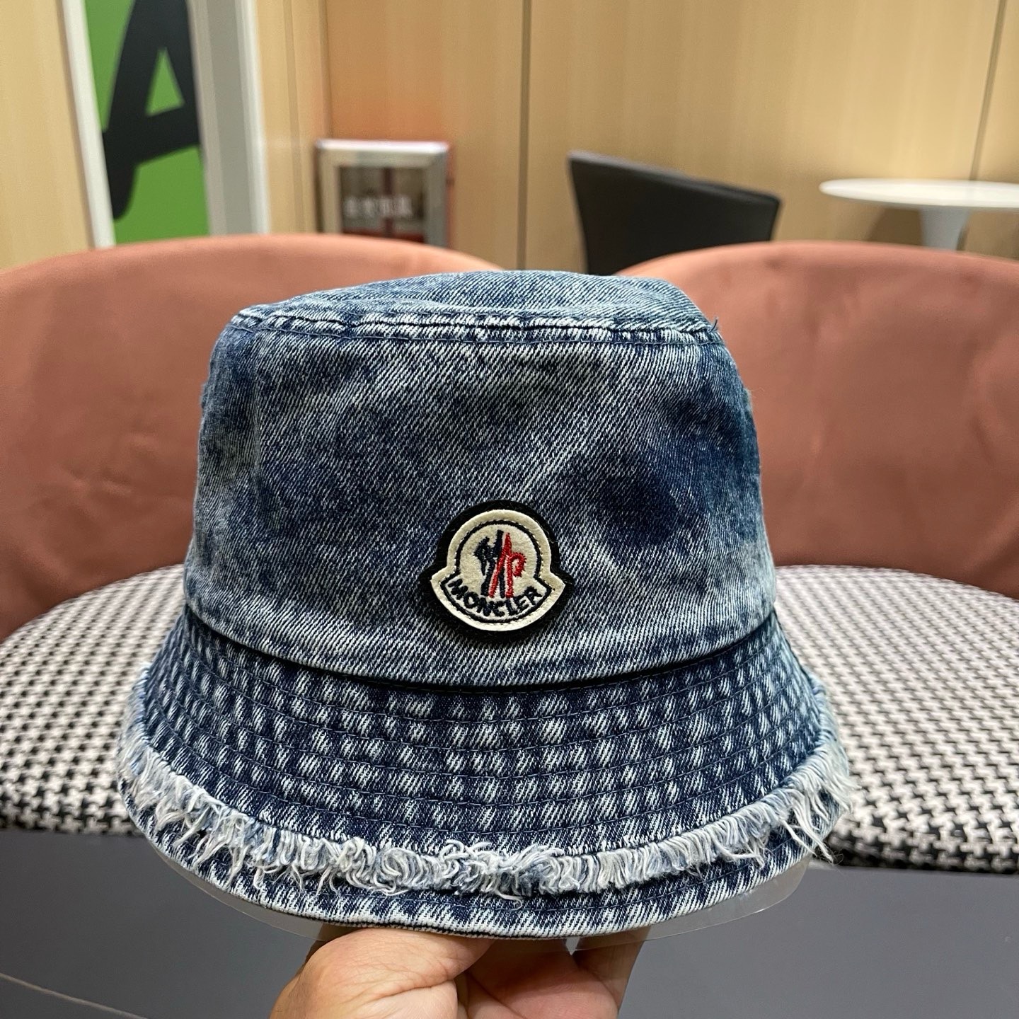 MONCLER（蒙口）帽子女款新款毛边牛仔渐变渔夫帽女大头围显脸小盆帽潮