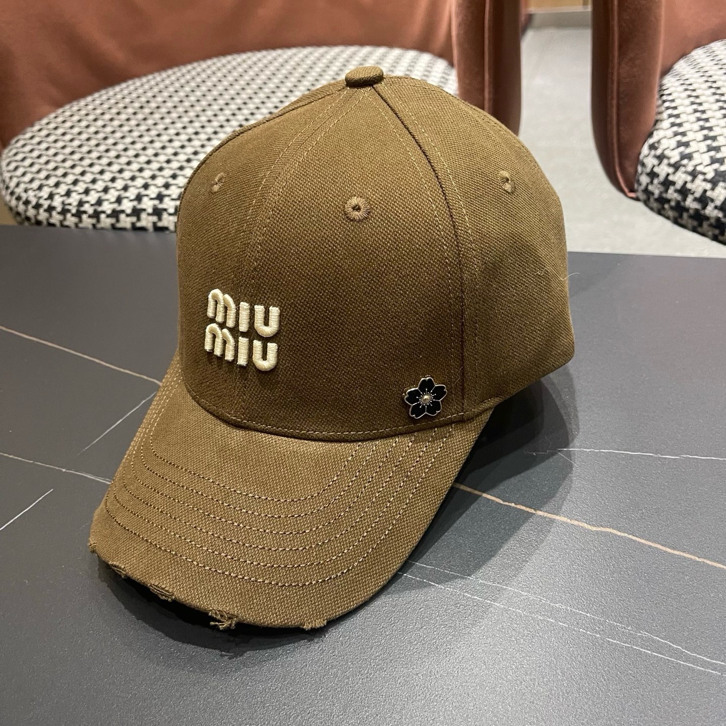 谬谬mium 原单新款纯棒球帽，👍👍正品开模订制，原版做工细致质量超赞！偶尔换换感觉真的太棒了