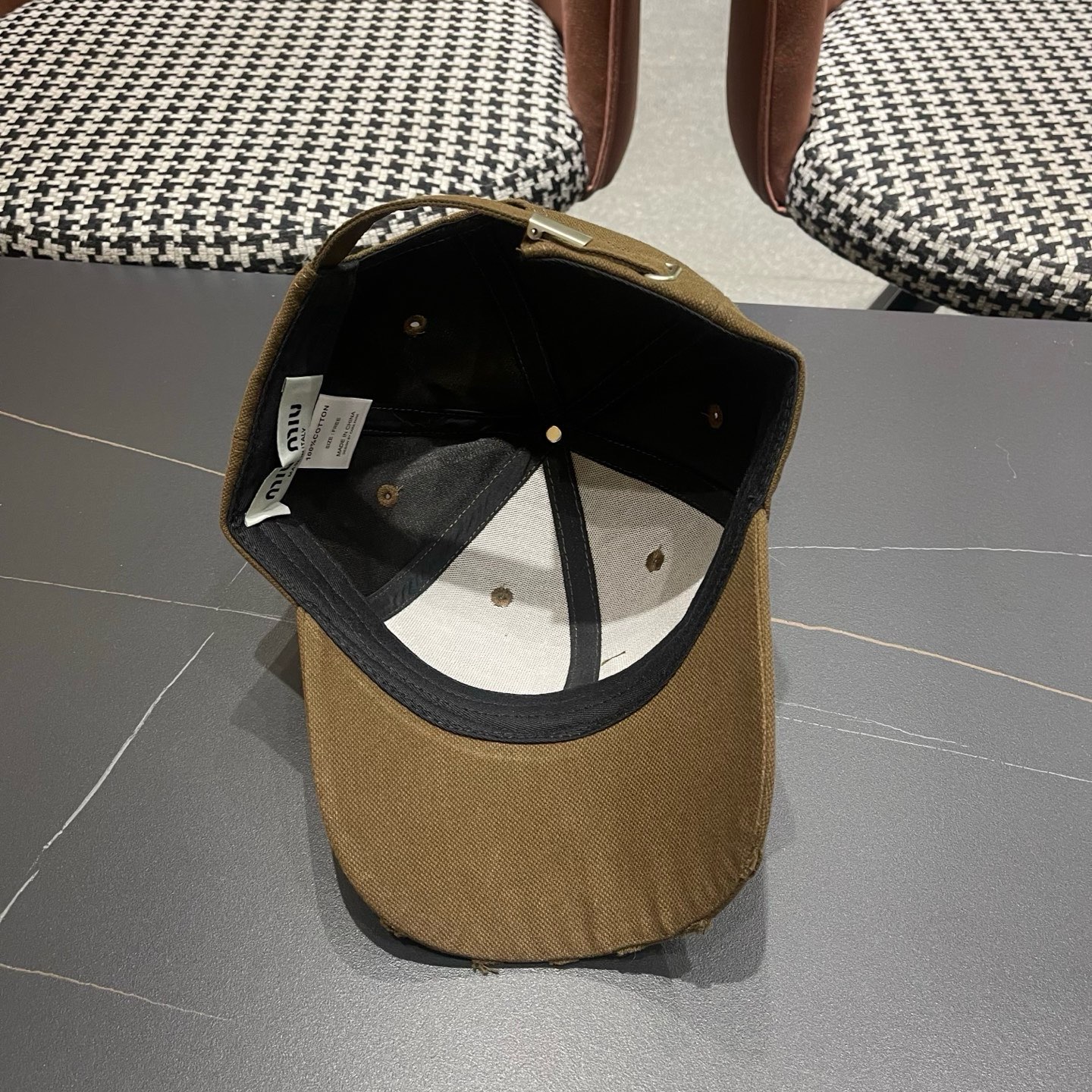 谬谬mium 原单新款纯棒球帽，👍👍正品开模订制，原版做工细致质量超赞！偶尔换换感觉真的太棒了