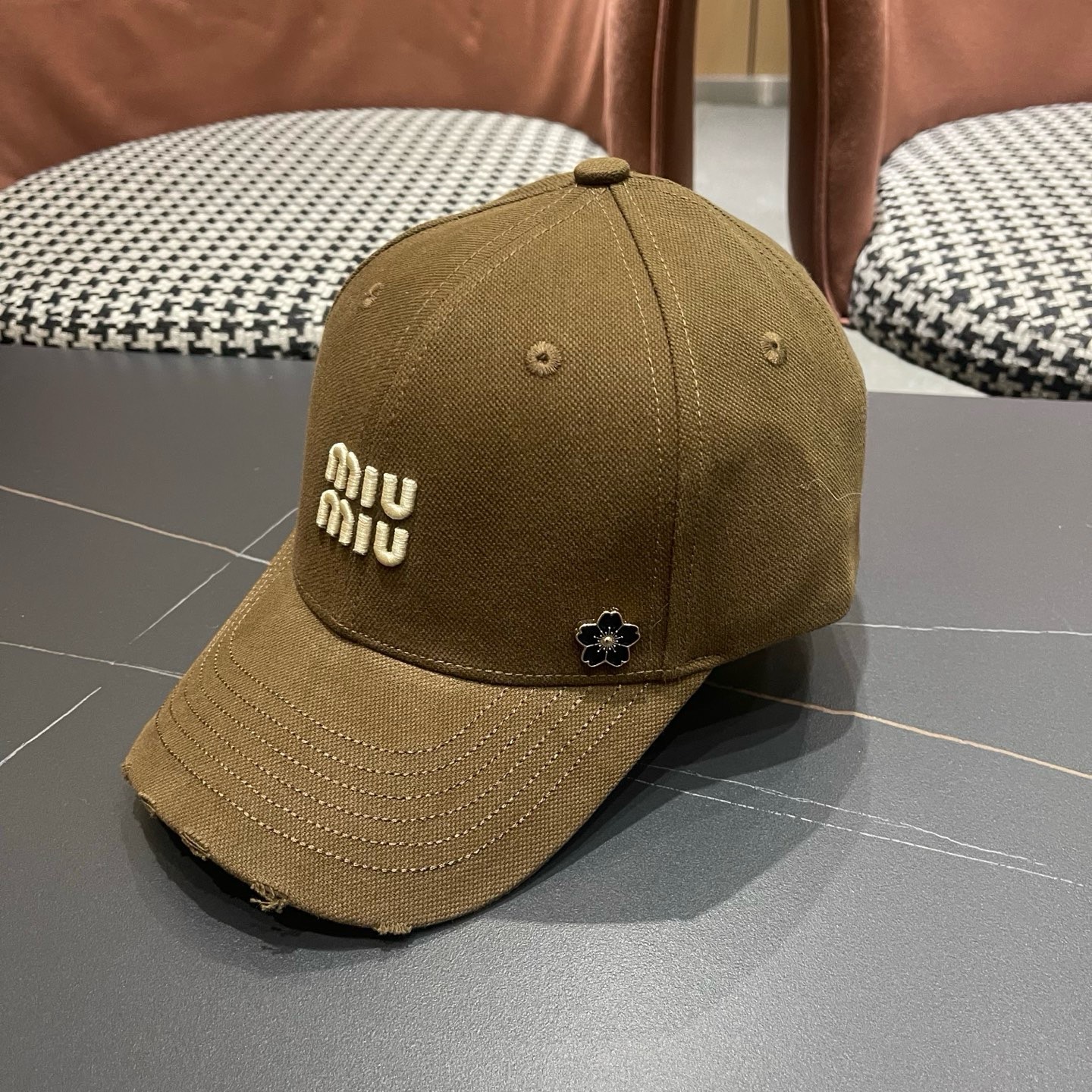 谬谬mium 原单新款纯棒球帽，👍👍正品开模订制，原版做工细致质量超赞！偶尔换换感觉真的太棒了