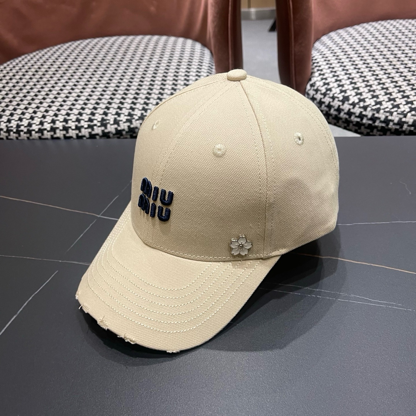 谬谬mium 原单新款纯棒球帽，👍👍正品开模订制，原版做工细致质量超赞！偶尔换换感觉真的太棒了