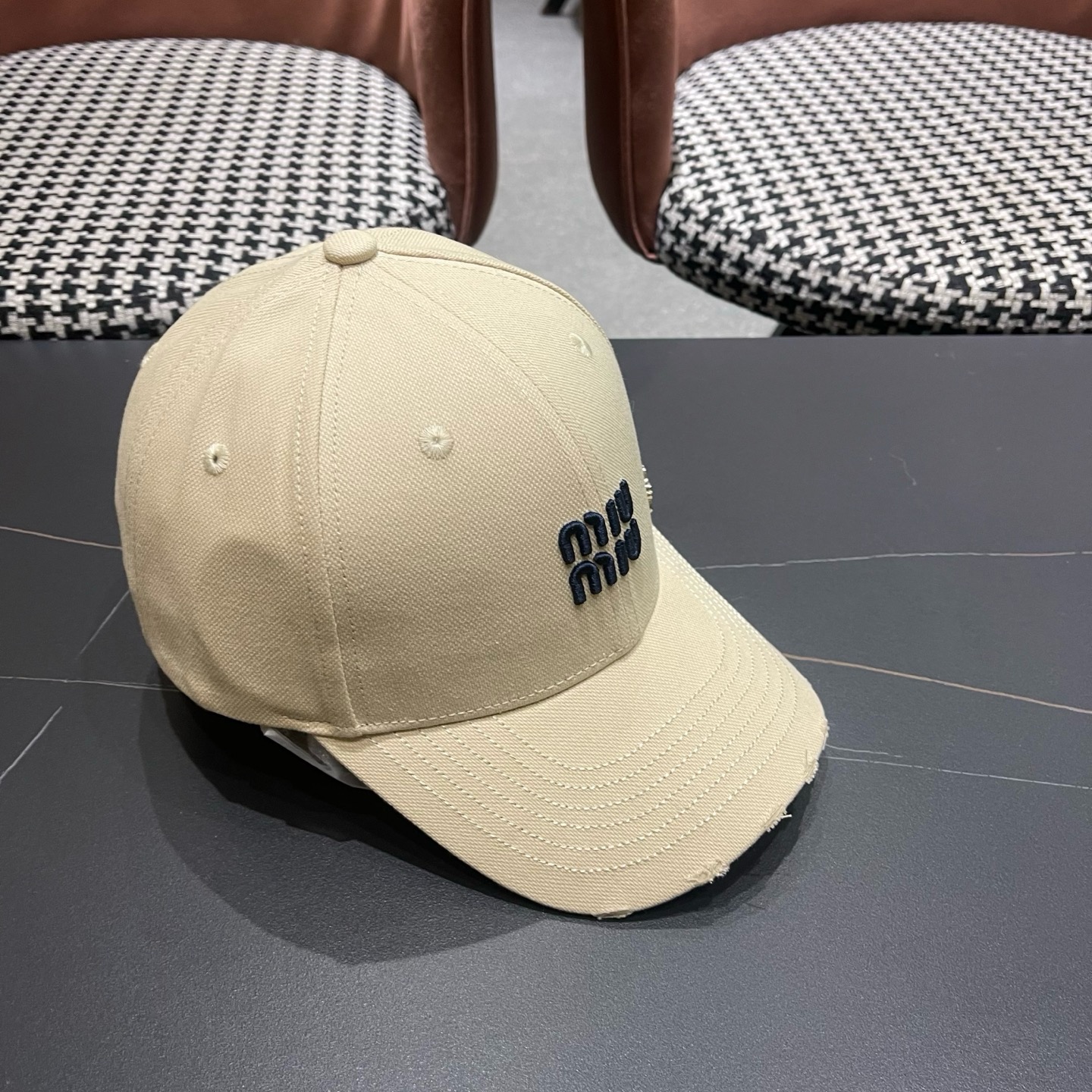 谬谬mium 原单新款纯棒球帽，👍👍正品开模订制，原版做工细致质量超赞！偶尔换换感觉真的太棒了