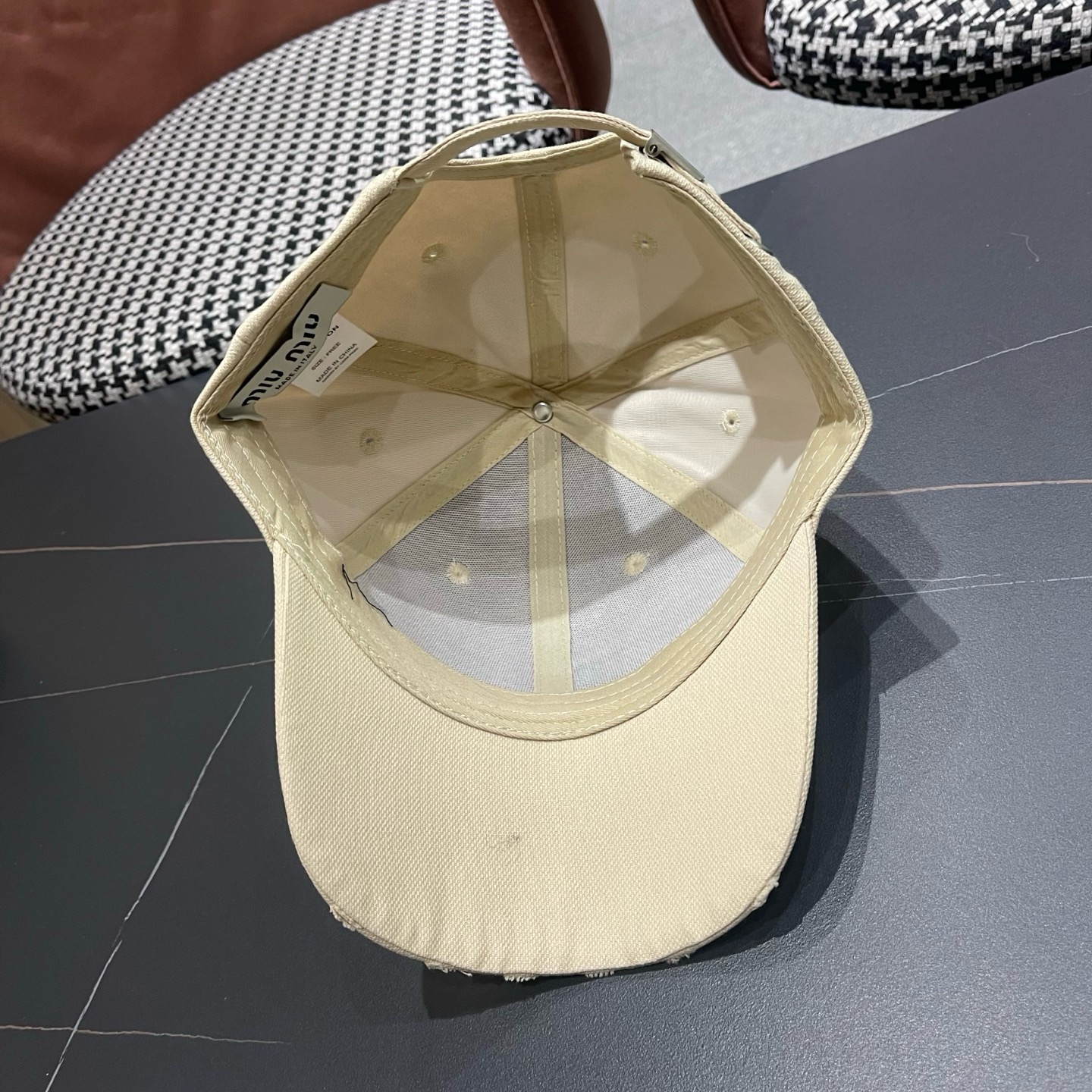 谬谬mium 原单新款纯棒球帽，👍👍正品开模订制，原版做工细致质量超赞！偶尔换换感觉真的太棒了