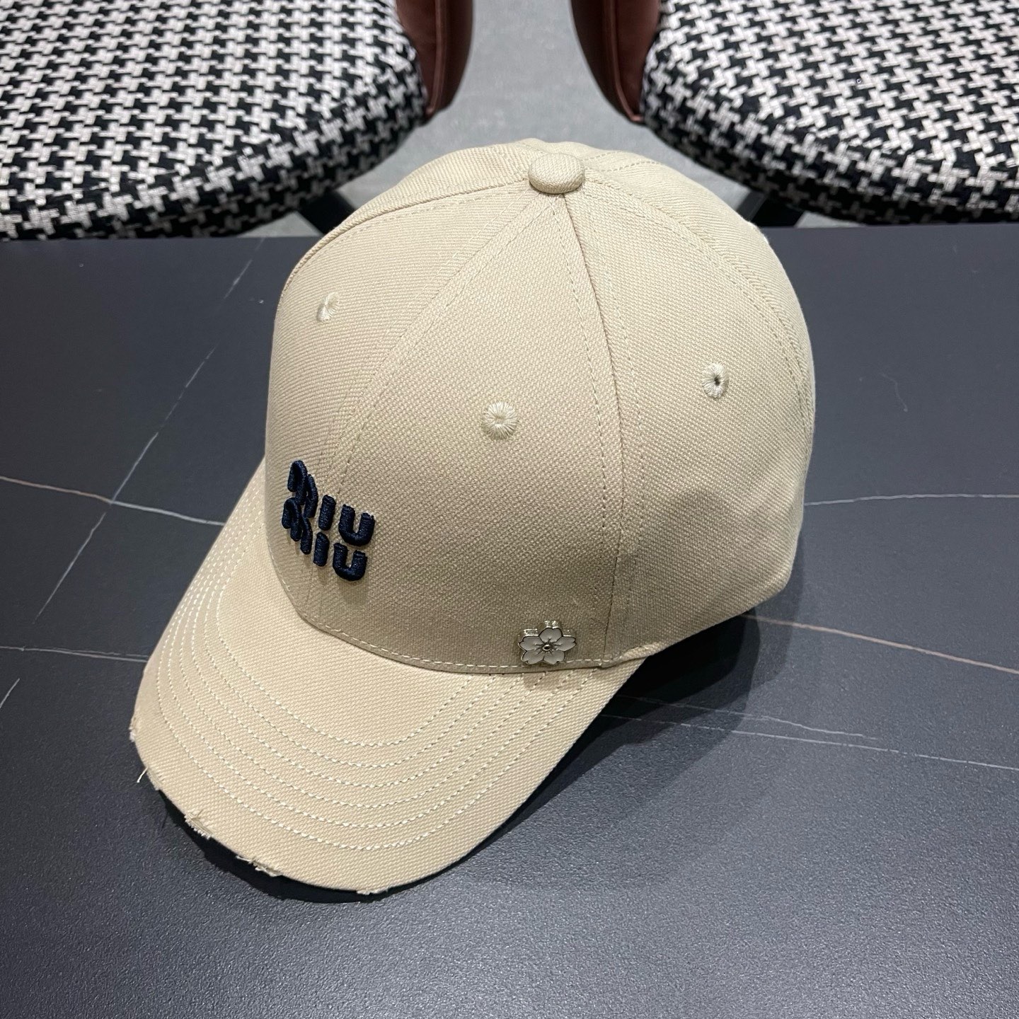 谬谬mium 原单新款纯棒球帽，👍👍正品开模订制，原版做工细致质量超赞！偶尔换换感觉真的太棒了