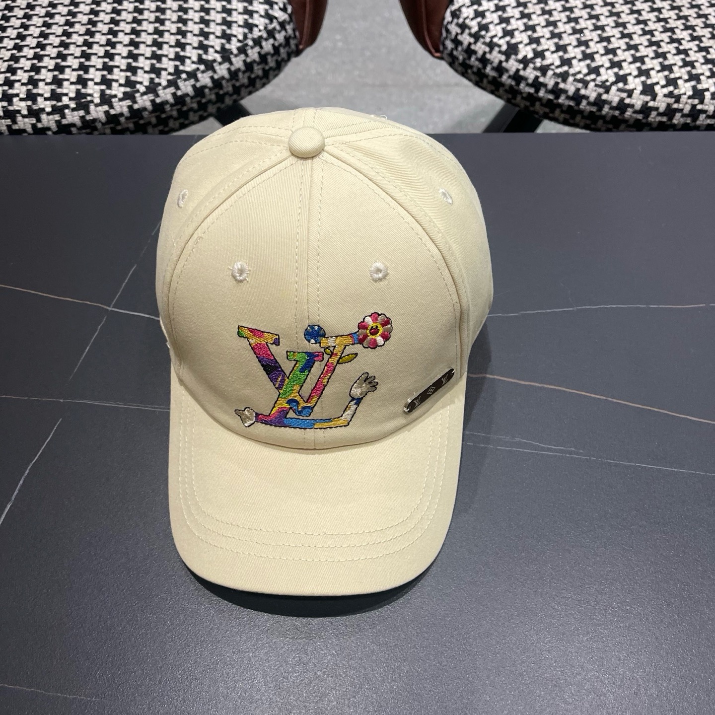路易威登棒球帽LouisVuitton新款LV棒球帽，完美刺绣，高端大气，百搭款🤗男女通用！
