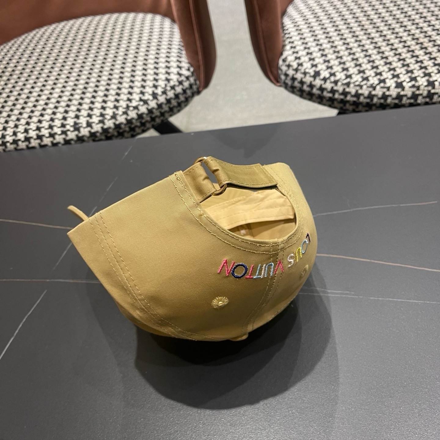 路易威登棒球帽LouisVuitton新款LV棒球帽，完美刺绣，高端大气，百搭款🤗男女通用！