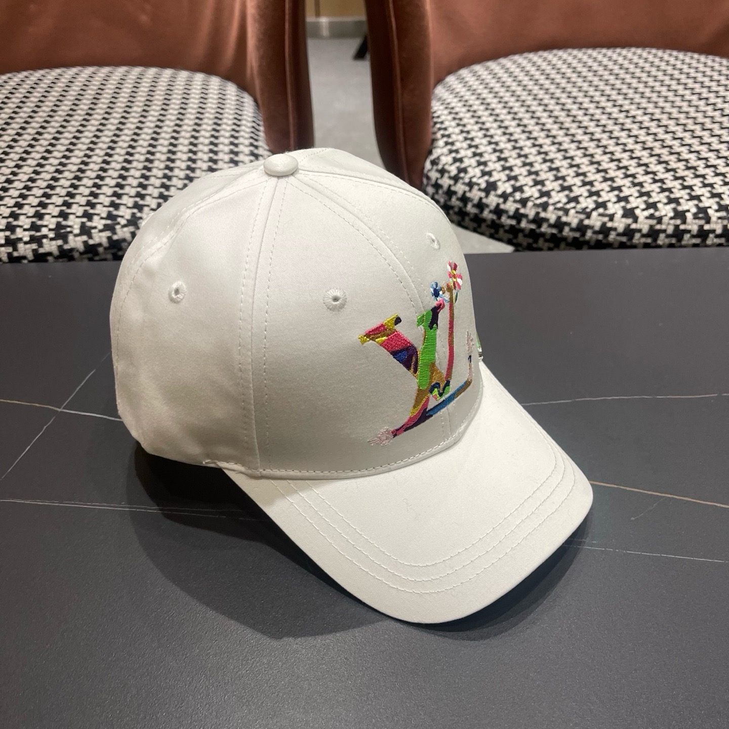 路易威登棒球帽LouisVuitton新款LV棒球帽，完美刺绣，高端大气，百搭款🤗男女通用！