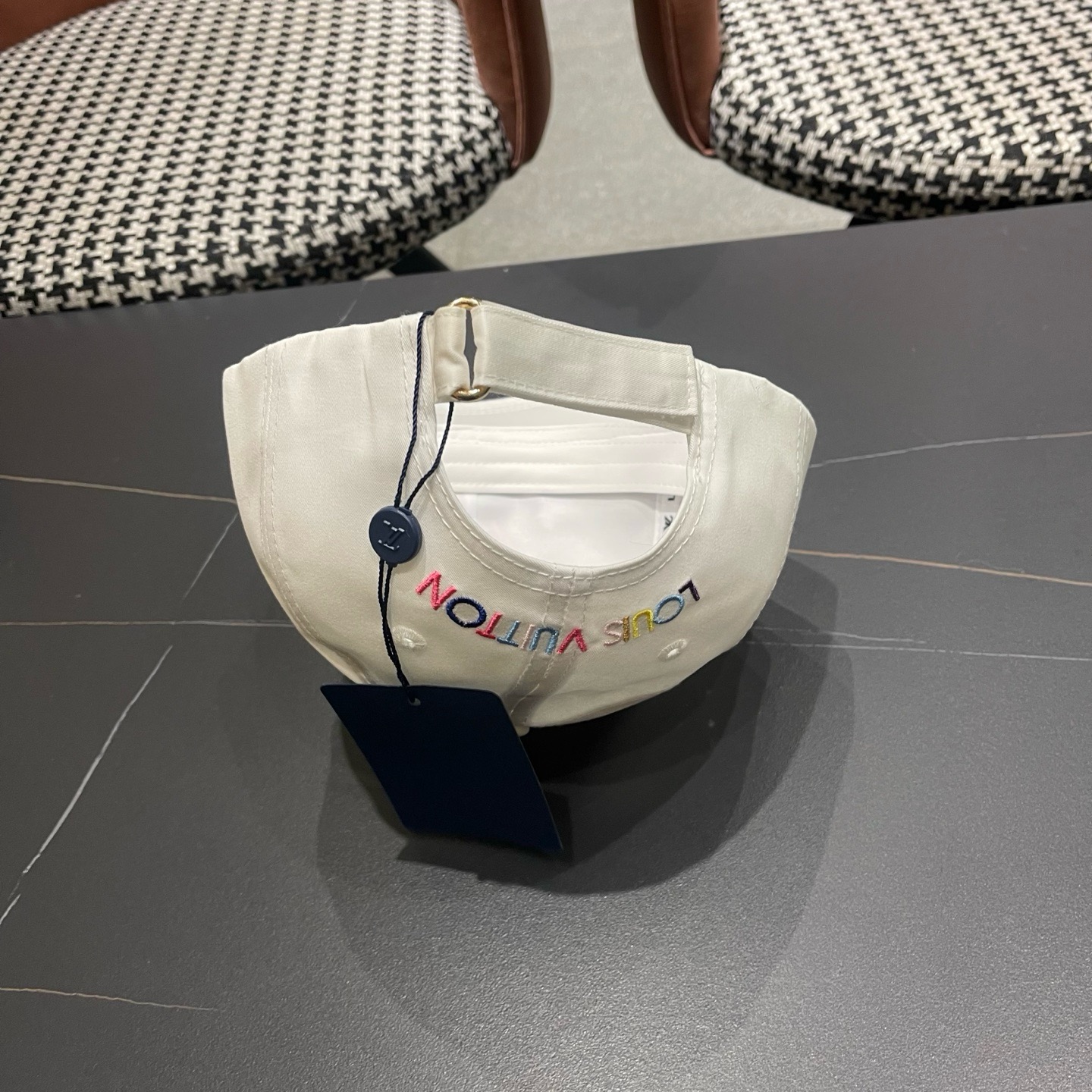 路易威登棒球帽LouisVuitton新款LV棒球帽，完美刺绣，高端大气，百搭款🤗男女通用！