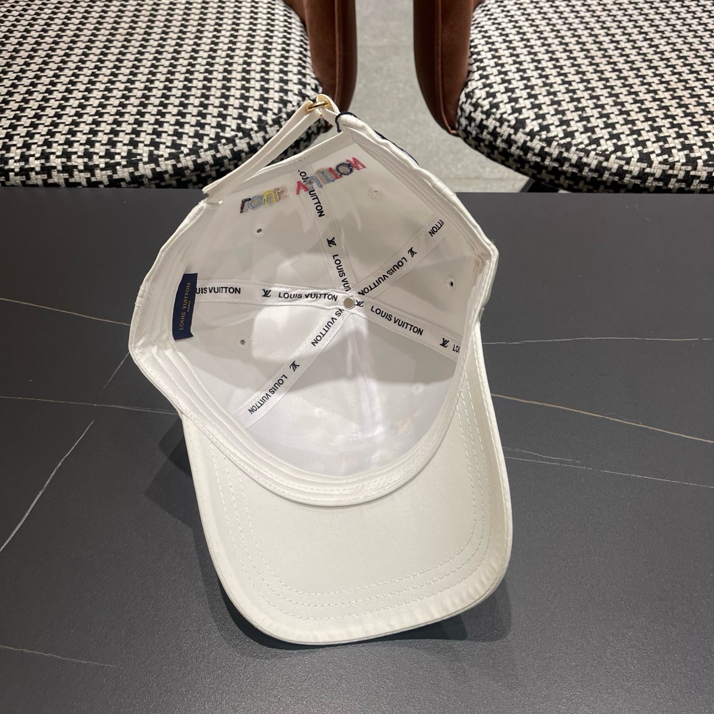 路易威登棒球帽LouisVuitton新款LV棒球帽，完美刺绣，高端大气，百搭款🤗男女通用！