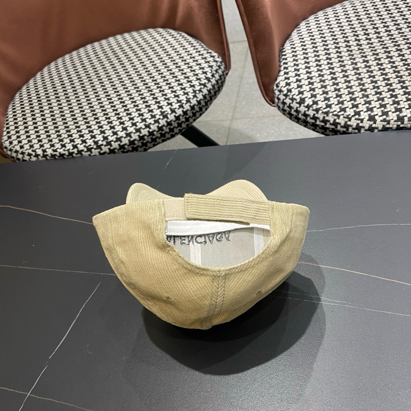 巴黎世家Balenciaga 秋冬版新款正式来袭，众明星款 巴黎世家 高档棒球帽，细节做工特别精致，专柜