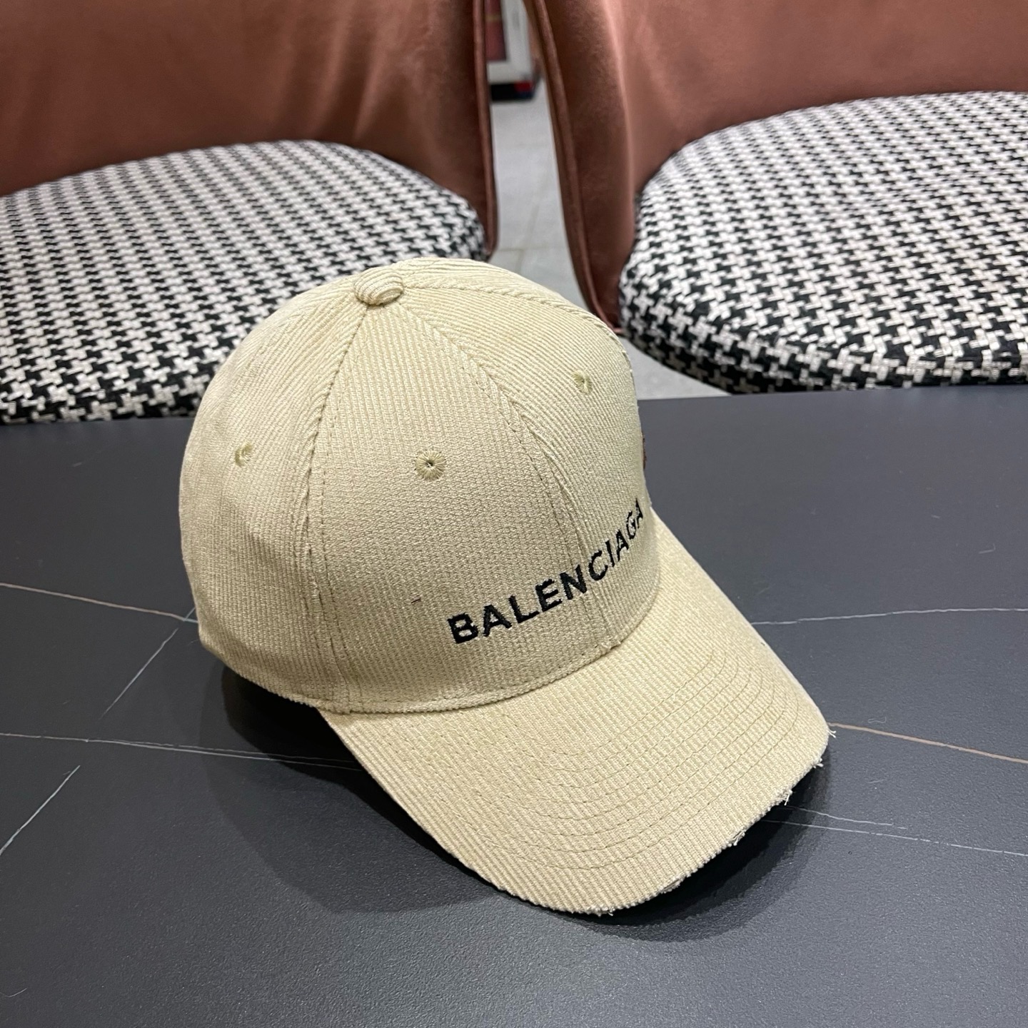巴黎世家Balenciaga 秋冬版新款正式来袭，众明星款 巴黎世家 高档棒球帽，细节做工特别精致，专柜