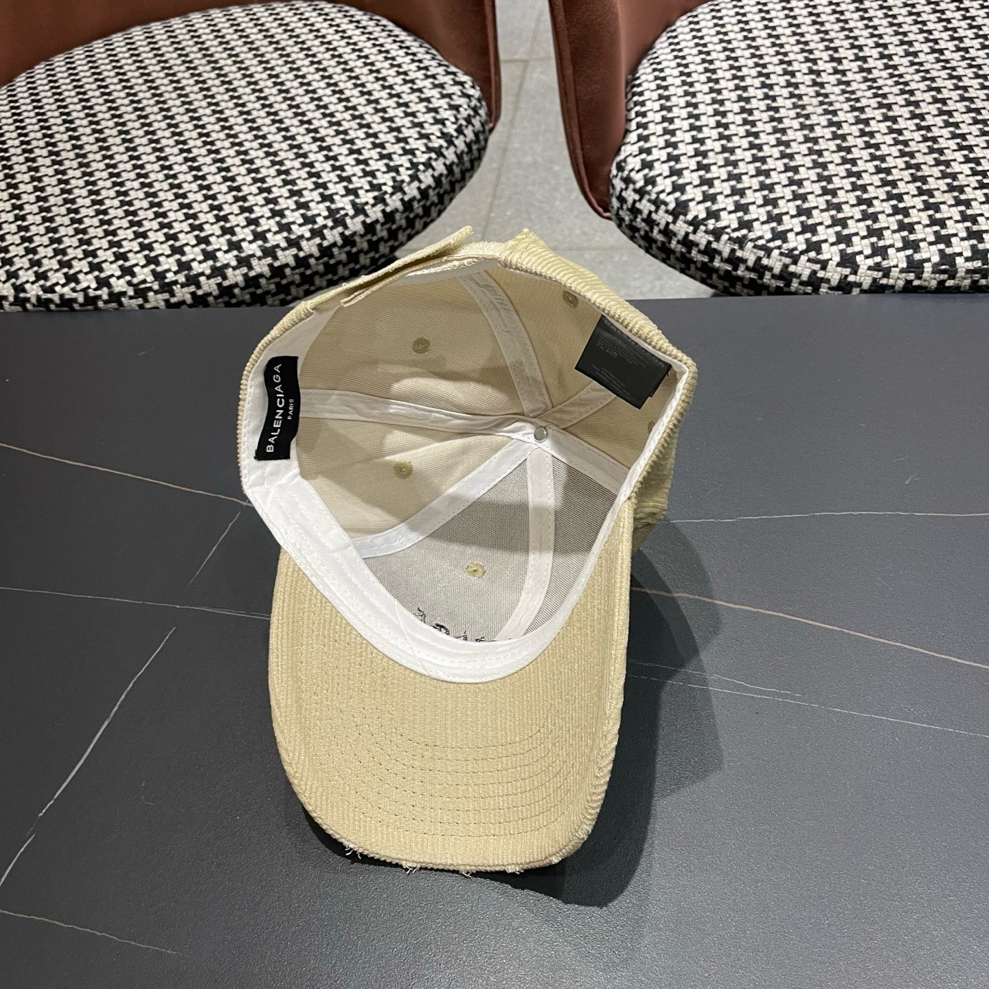 巴黎世家Balenciaga 秋冬版新款正式来袭，众明星款 巴黎世家 高档棒球帽，细节做工特别精致，专柜