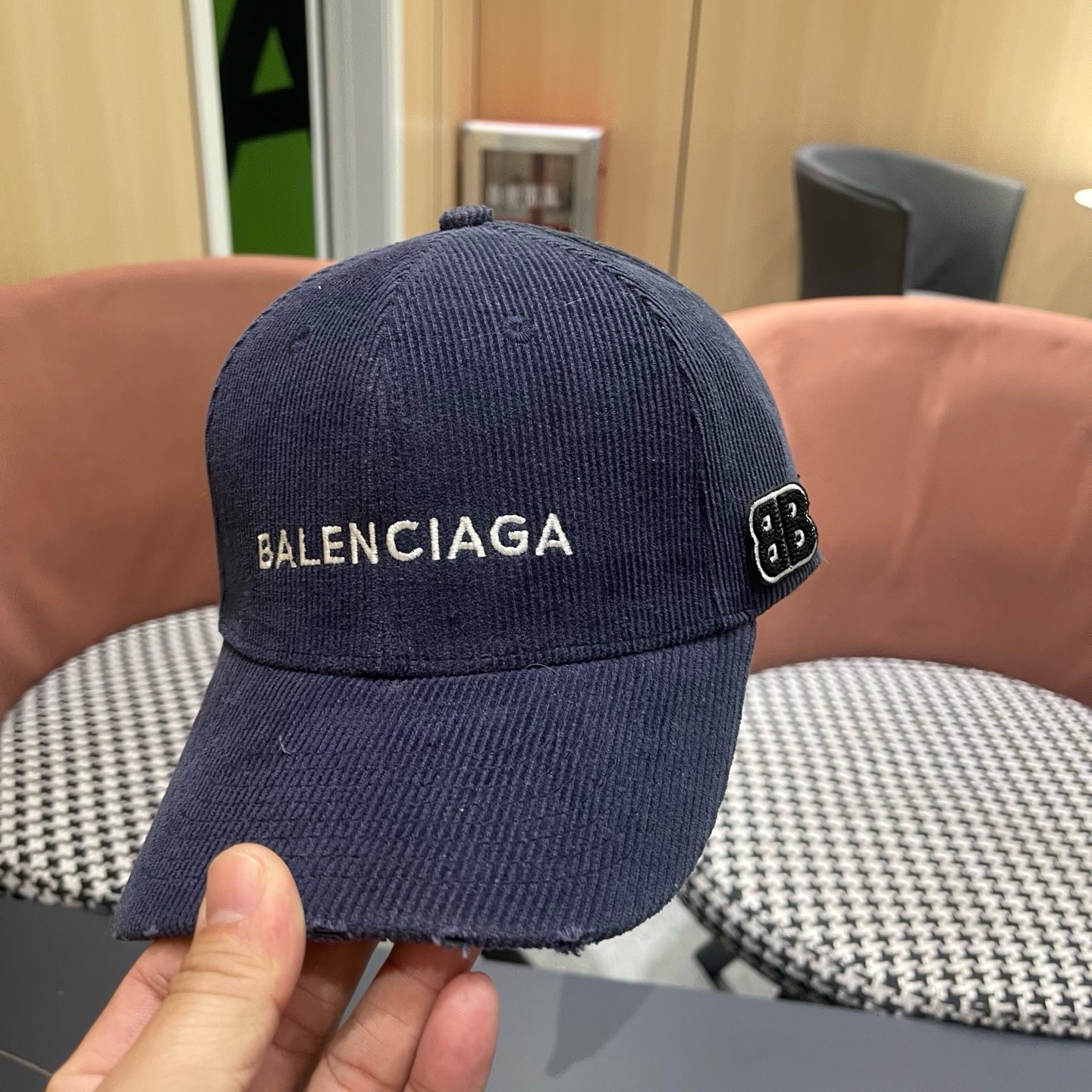 巴黎世家Balenciaga 秋冬版新款正式来袭，众明星款 巴黎世家 高档棒球帽，细节做工特别精致，专柜