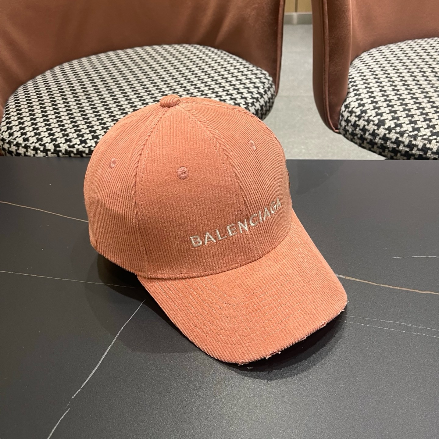 巴黎世家Balenciaga 秋冬版新款正式来袭，众明星款 巴黎世家 高档棒球帽，细节做工特别精致，专柜