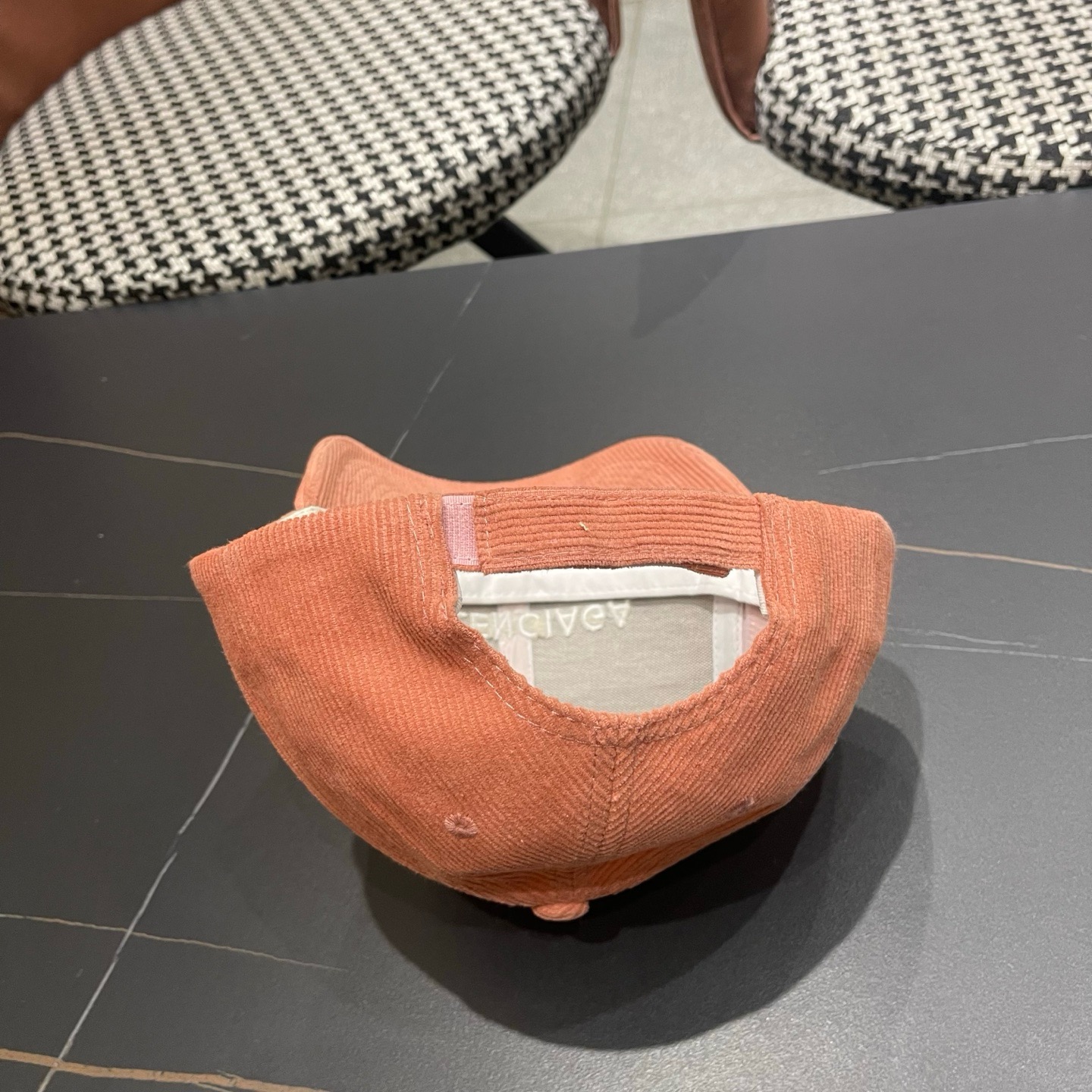 巴黎世家Balenciaga 秋冬版新款正式来袭，众明星款 巴黎世家 高档棒球帽，细节做工特别精致，专柜