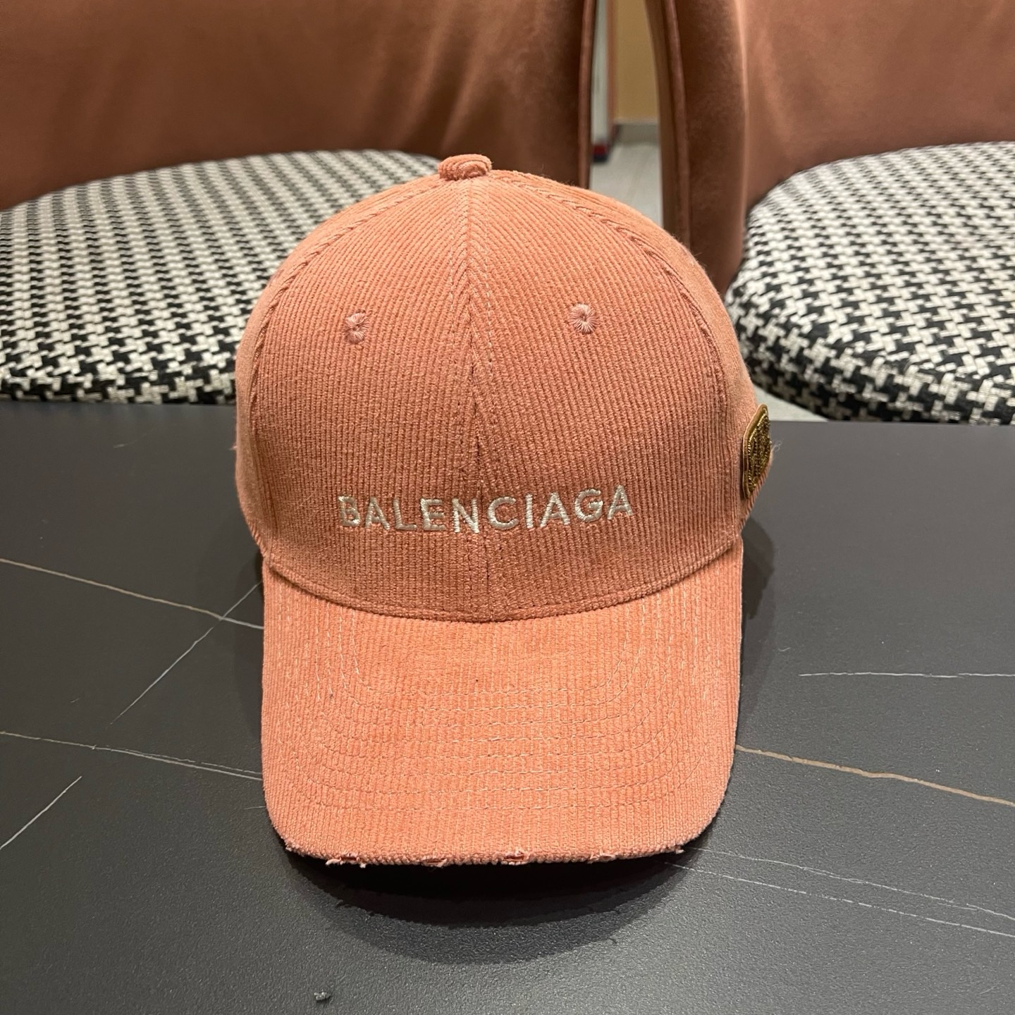 巴黎世家Balenciaga 秋冬版新款正式来袭，众明星款 巴黎世家 高档棒球帽，细节做工特别精致，专柜