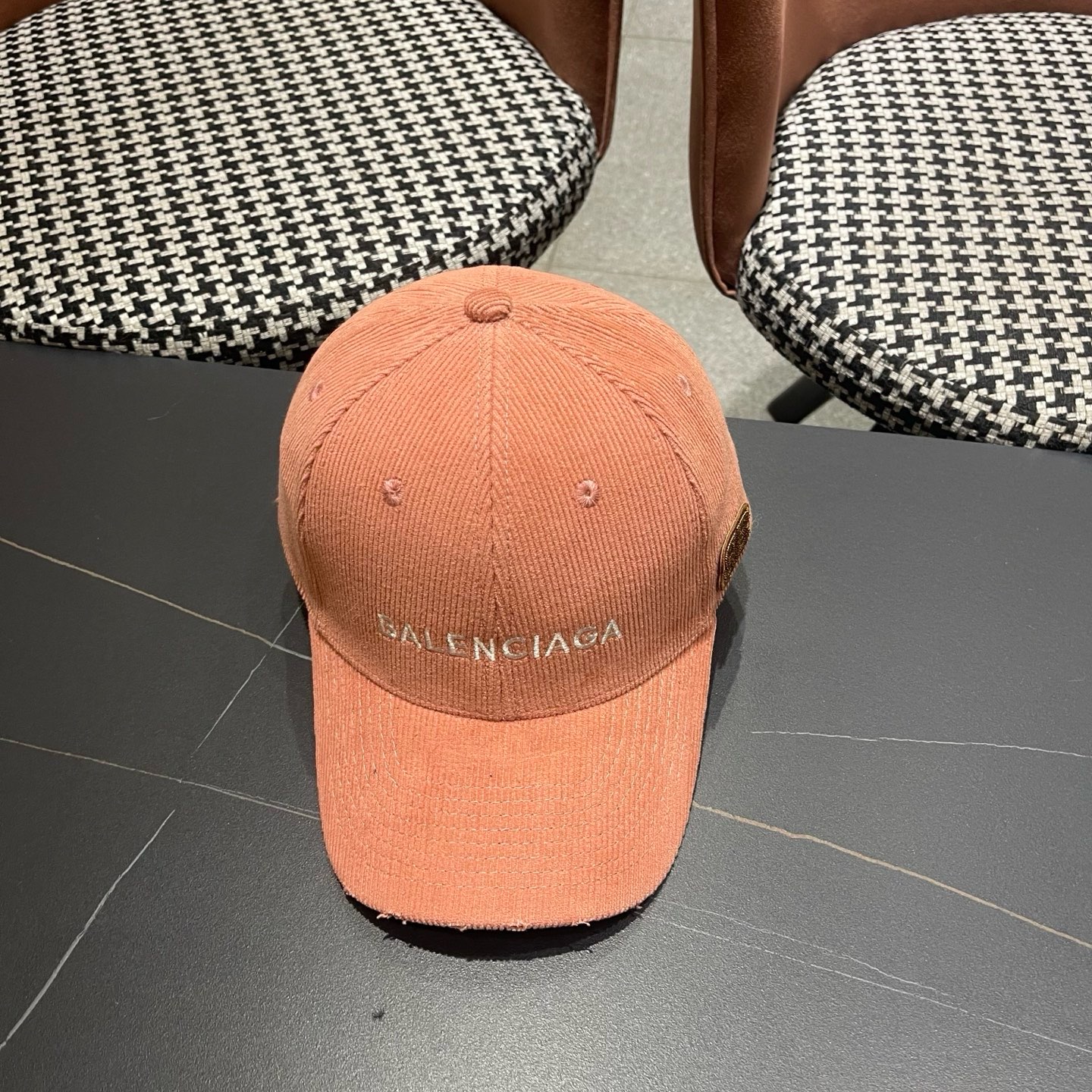 巴黎世家Balenciaga 秋冬版新款正式来袭，众明星款 巴黎世家 高档棒球帽，细节做工特别精致，专柜