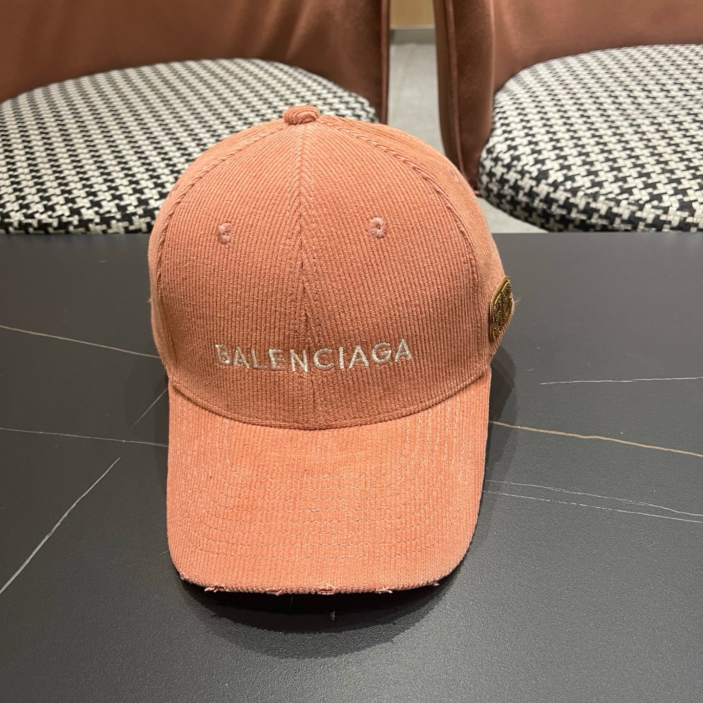 巴黎世家Balenciaga 秋冬版新款正式来袭，众明星款 巴黎世家 高档棒球帽，细节做工特别精致，专柜