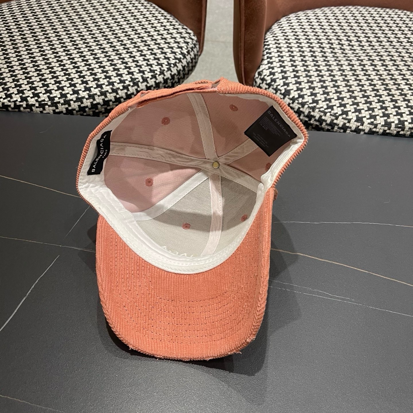 巴黎世家Balenciaga 秋冬版新款正式来袭，众明星款 巴黎世家 高档棒球帽，细节做工特别精致，专柜