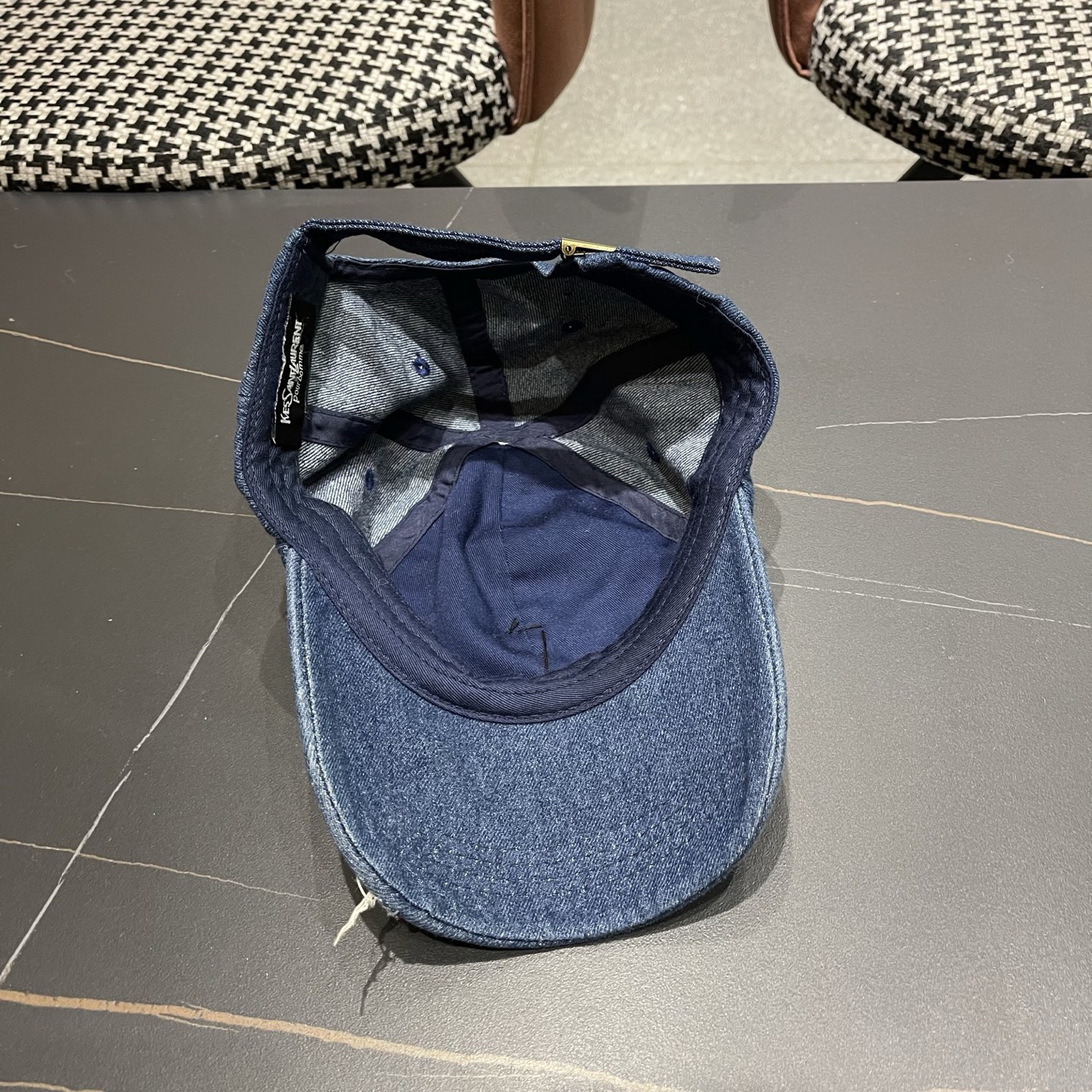 YSL圣罗兰 牛仔破洞棒球帽 简单休闲风的棒球帽 减龄百搭 适配度很高！简单随性~