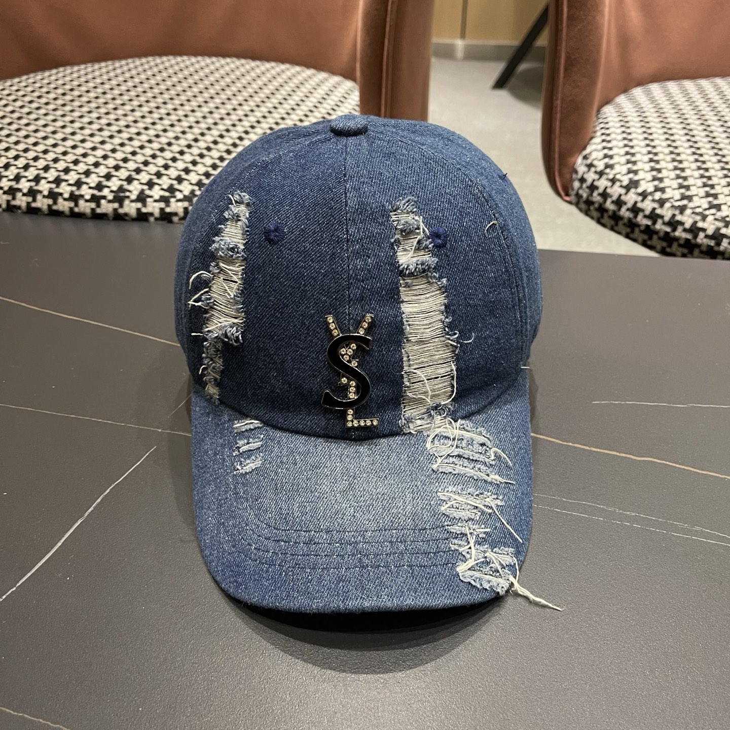 YSL圣罗兰 牛仔破洞棒球帽 简单休闲风的棒球帽 减龄百搭 适配度很高！简单随性~
