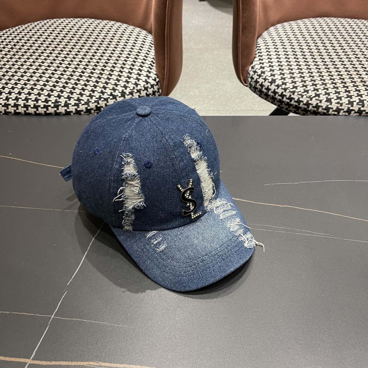 YSL圣罗兰 牛仔破洞棒球帽 简单休闲风的棒球帽 减龄百搭 适配度很高！简单随性~