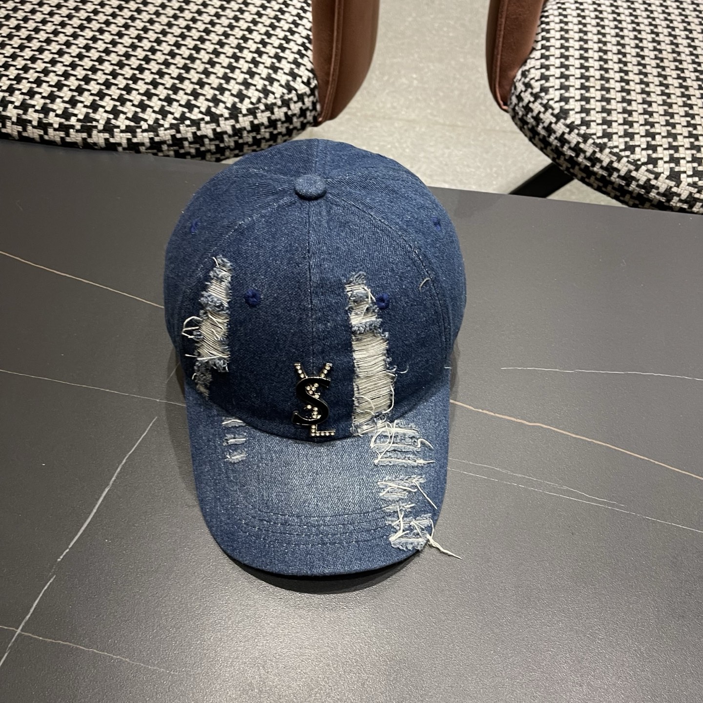 YSL圣罗兰 牛仔破洞棒球帽 简单休闲风的棒球帽 减龄百搭 适配度很高！简单随性~
