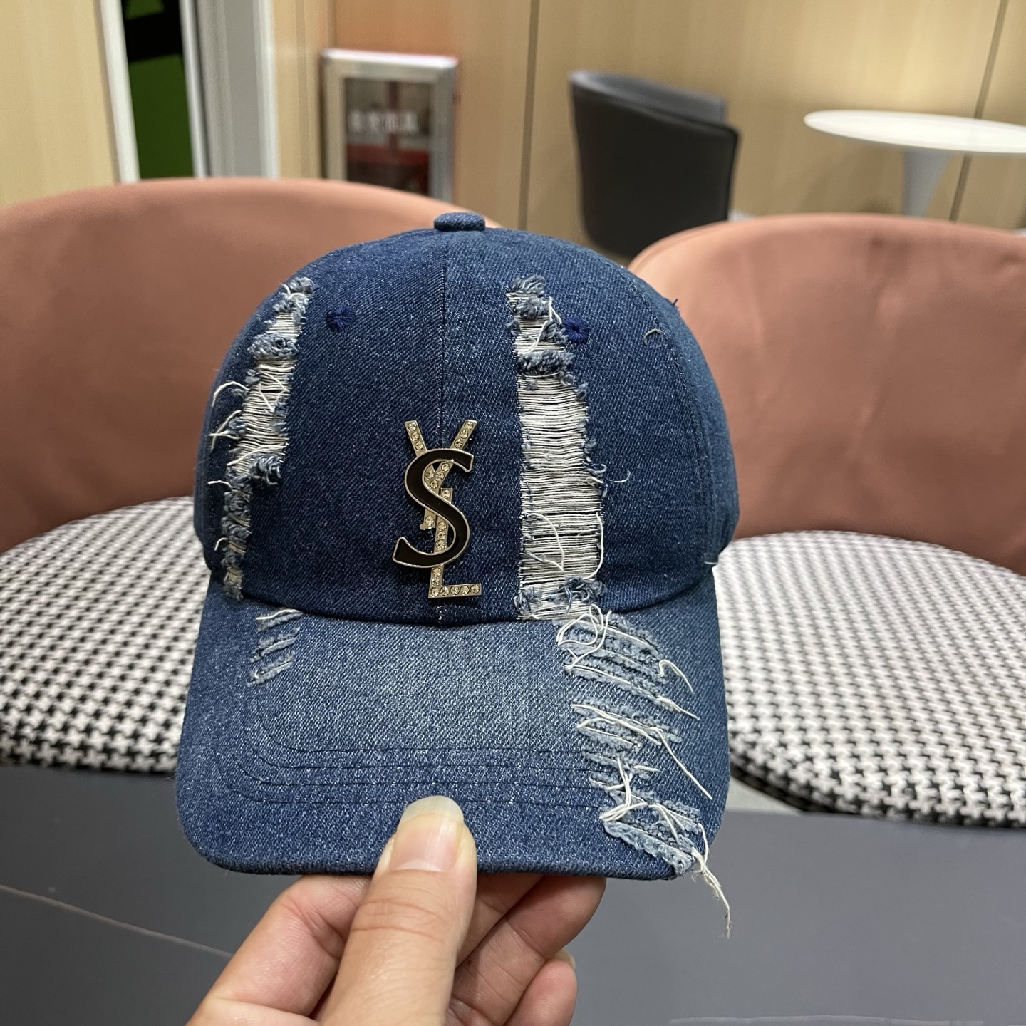YSL圣罗兰 牛仔破洞棒球帽 简单休闲风的棒球帽 减龄百搭 适配度很高！简单随性~