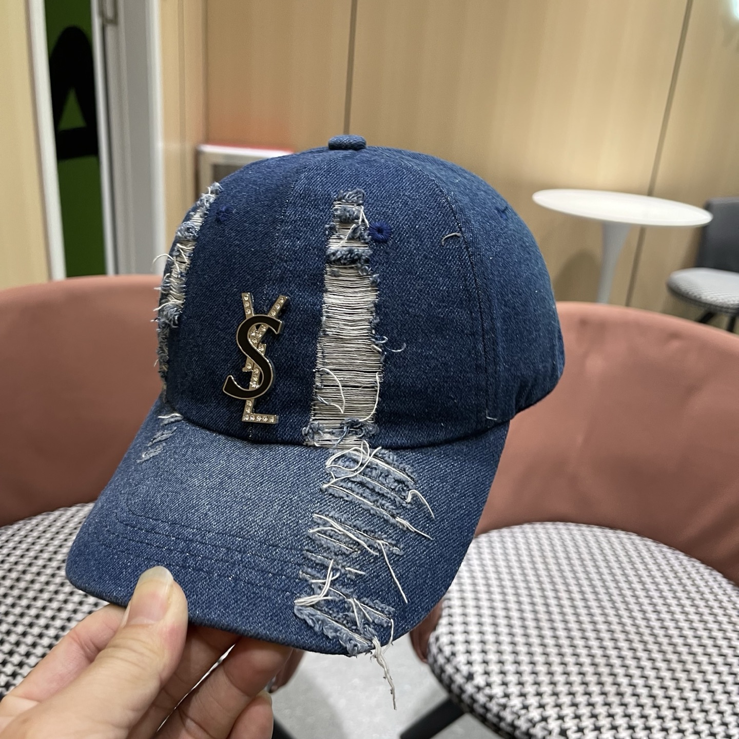 YSL圣罗兰 牛仔破洞棒球帽 简单休闲风的棒球帽 减龄百搭 适配度很高！简单随性~