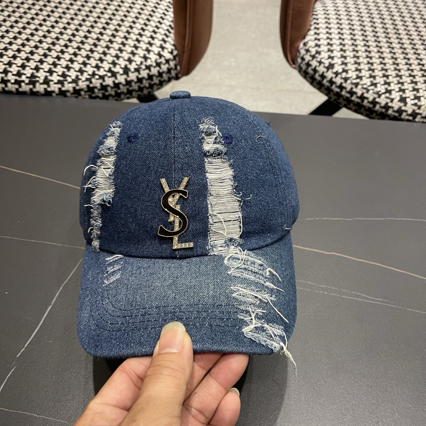 YSL圣罗兰 牛仔破洞棒球帽 简单休闲风的棒球帽 减龄百搭 适配度很高！简单随性~