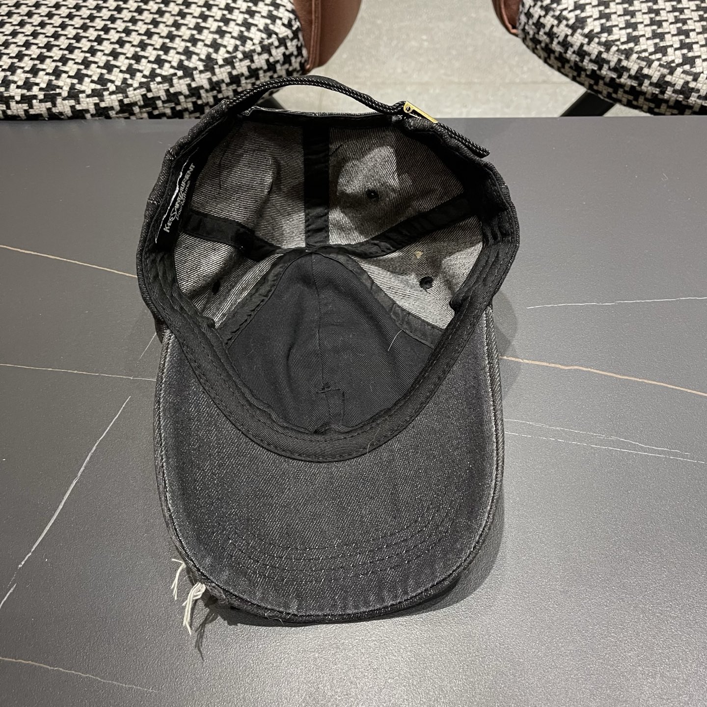 YSL圣罗兰 牛仔破洞棒球帽 简单休闲风的棒球帽 减龄百搭 适配度很高！简单随性~