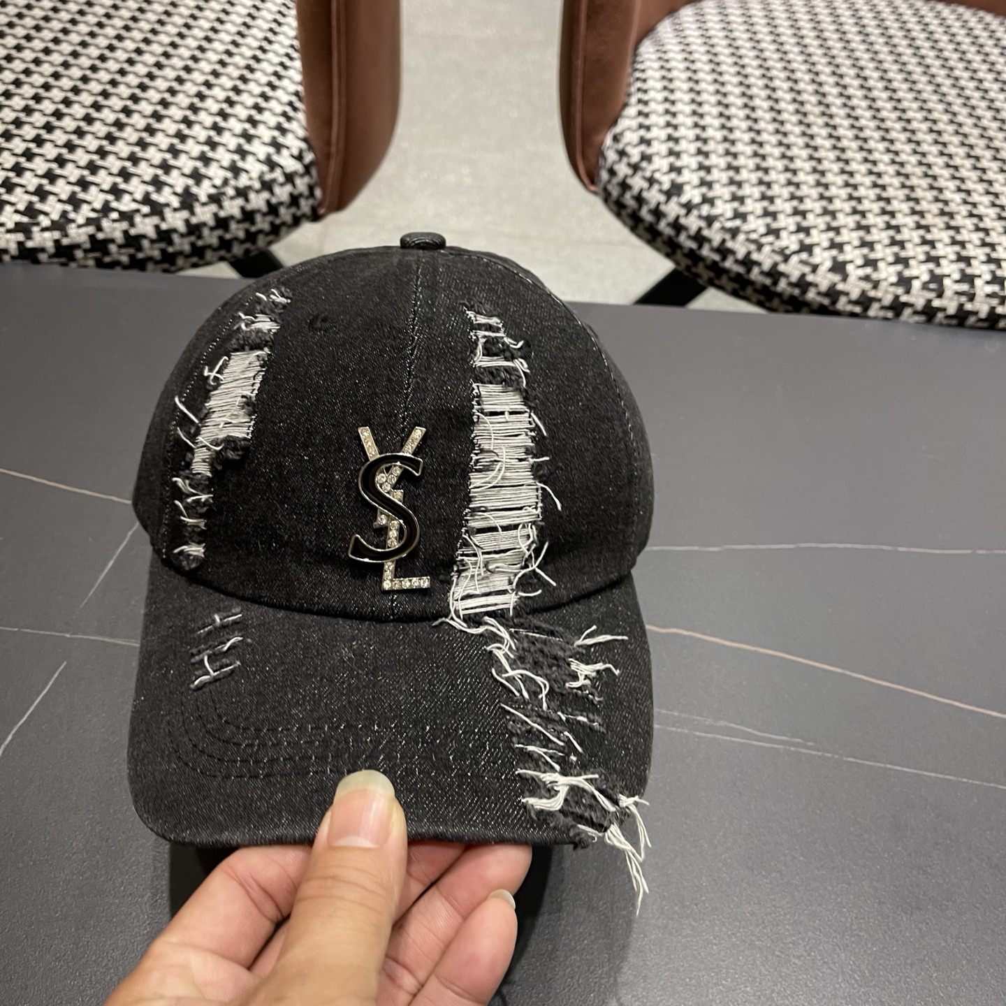 YSL圣罗兰 牛仔破洞棒球帽 简单休闲风的棒球帽 减龄百搭 适配度很高！简单随性~
