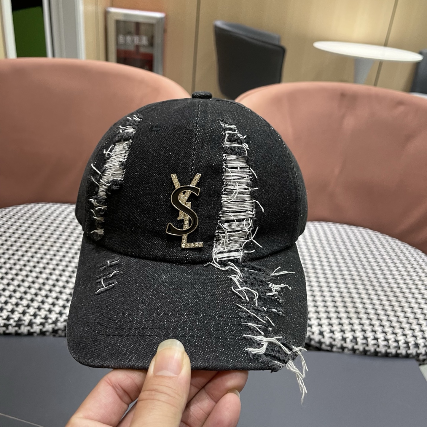 YSL圣罗兰 牛仔破洞棒球帽 简单休闲风的棒球帽 减龄百搭 适配度很高！简单随性~
