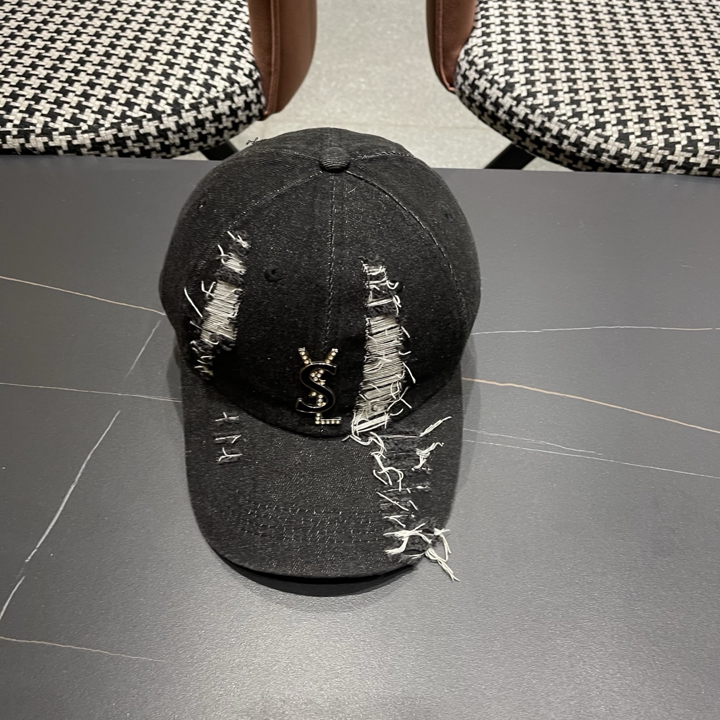 YSL圣罗兰 牛仔破洞棒球帽 简单休闲风的棒球帽 减龄百搭 适配度很高！简单随性~