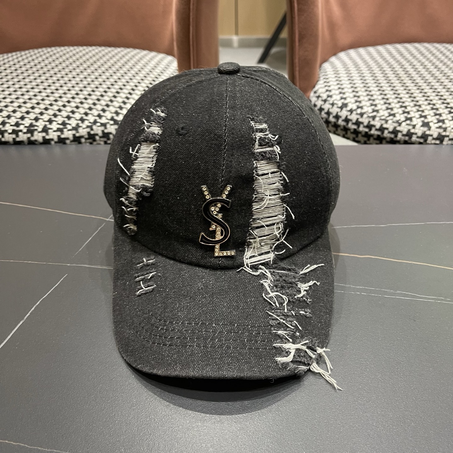 YSL圣罗兰 牛仔破洞棒球帽 简单休闲风的棒球帽 减龄百搭 适配度很高！简单随性~