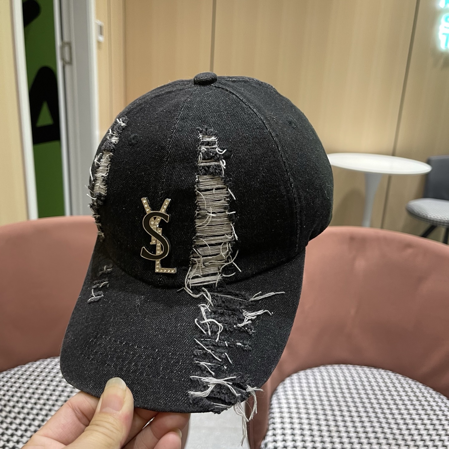 YSL圣罗兰 牛仔破洞棒球帽 简单休闲风的棒球帽 减龄百搭 适配度很高！简单随性~