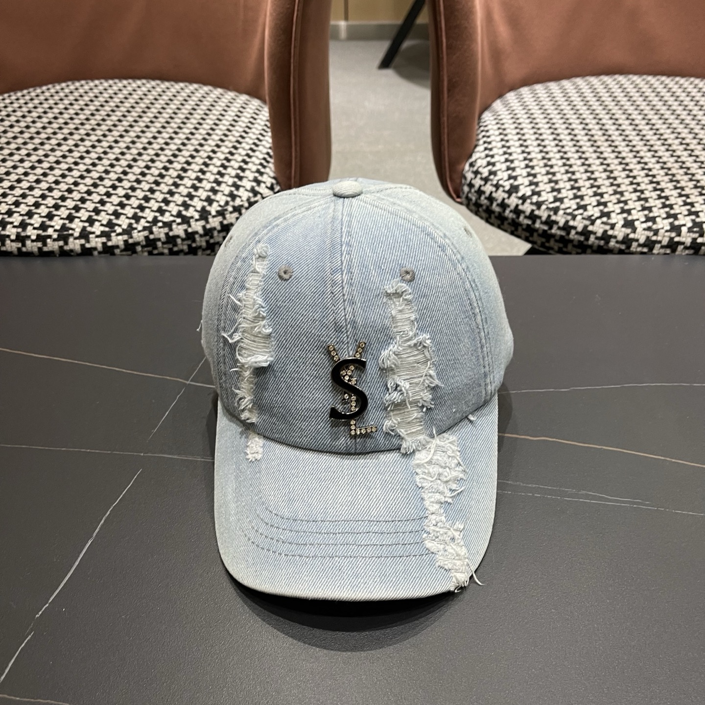 YSL圣罗兰 牛仔破洞棒球帽 简单休闲风的棒球帽 减龄百搭 适配度很高！简单随性~