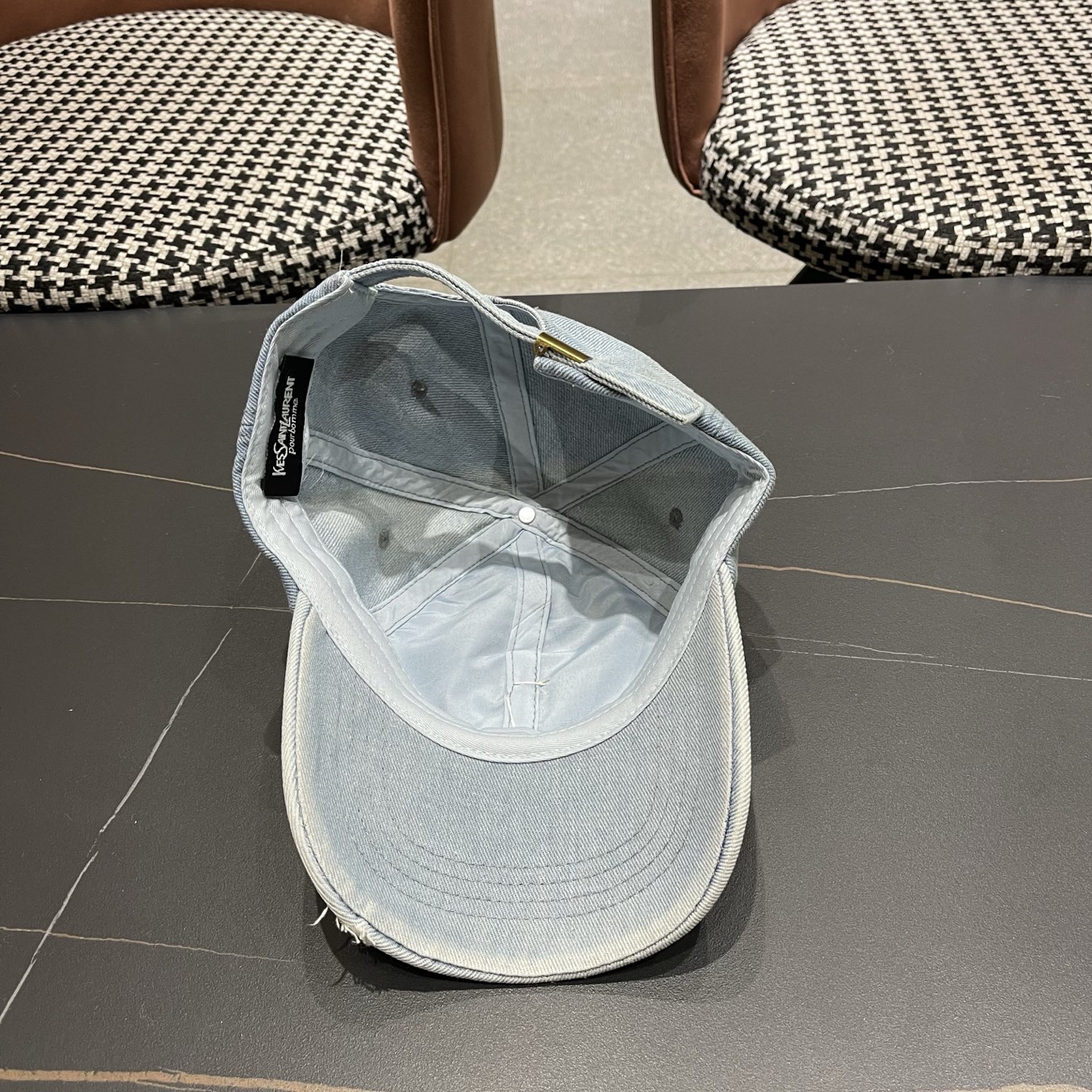 YSL圣罗兰 牛仔破洞棒球帽 简单休闲风的棒球帽 减龄百搭 适配度很高！简单随性~