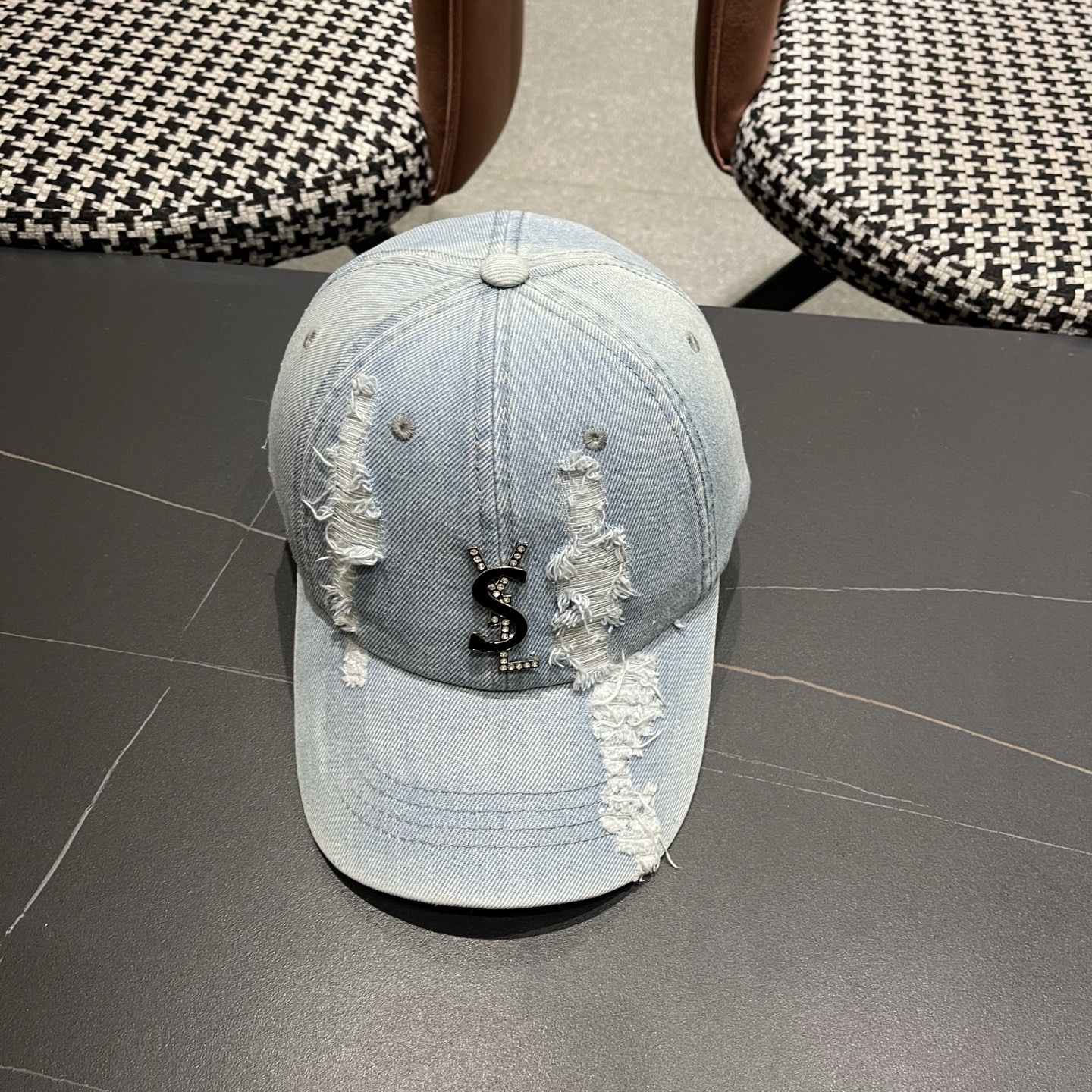 YSL圣罗兰 牛仔破洞棒球帽 简单休闲风的棒球帽 减龄百搭 适配度很高！简单随性~