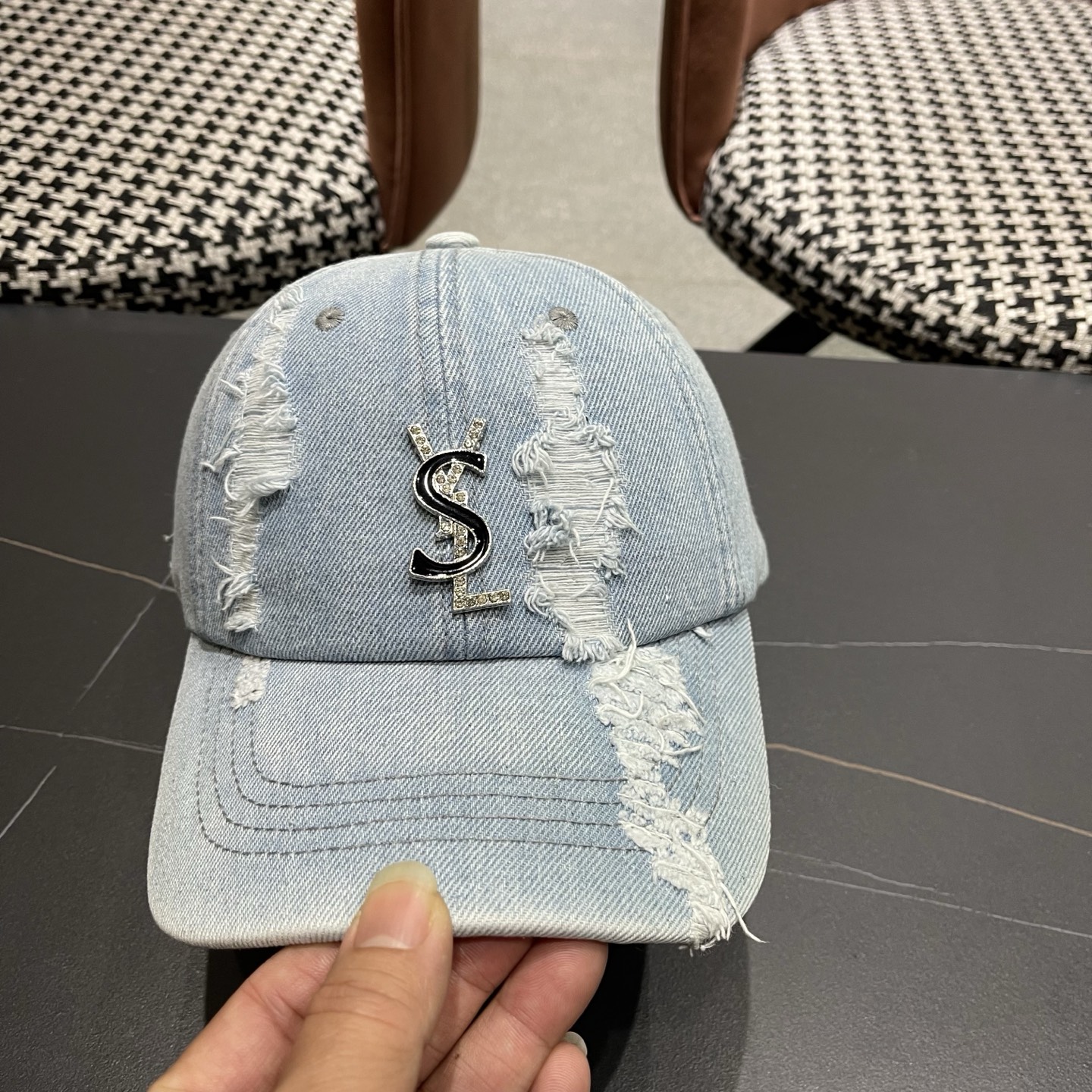 YSL圣罗兰 牛仔破洞棒球帽 简单休闲风的棒球帽 减龄百搭 适配度很高！简单随性~