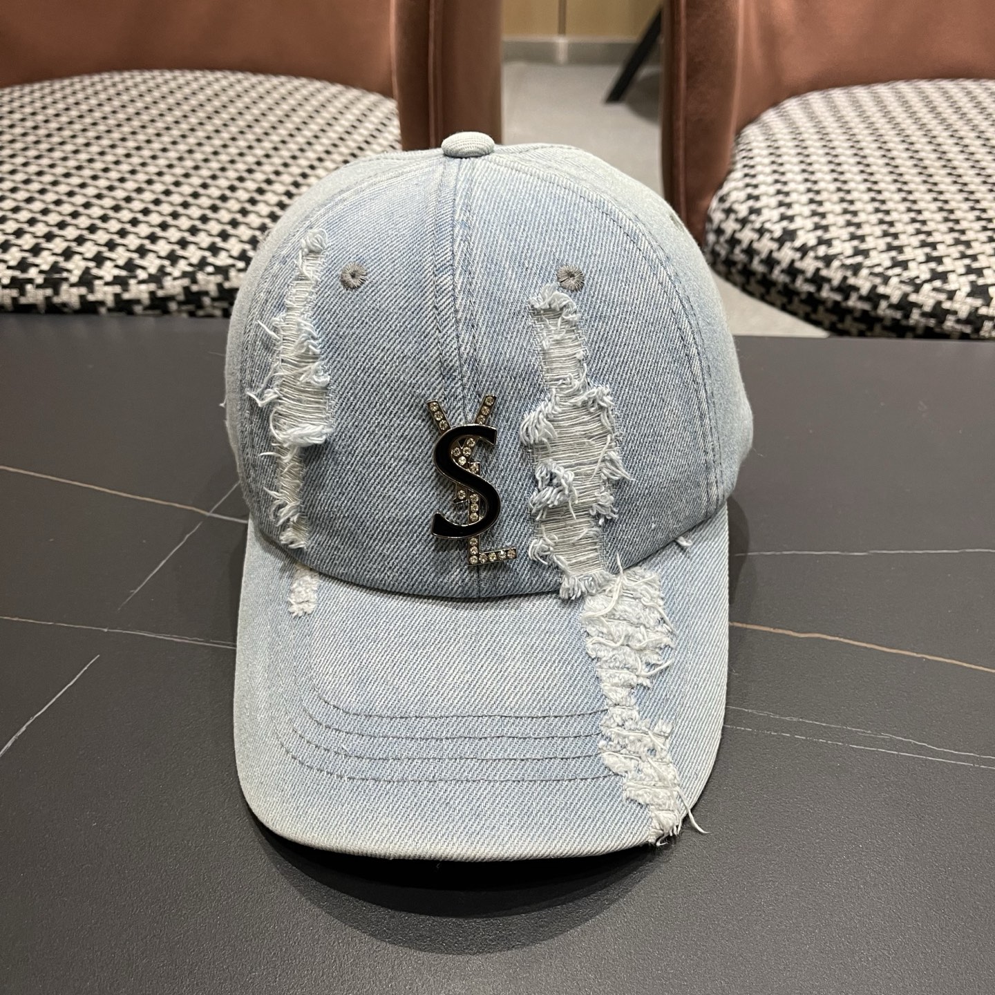 YSL圣罗兰 牛仔破洞棒球帽 简单休闲风的棒球帽 减龄百搭 适配度很高！简单随性~