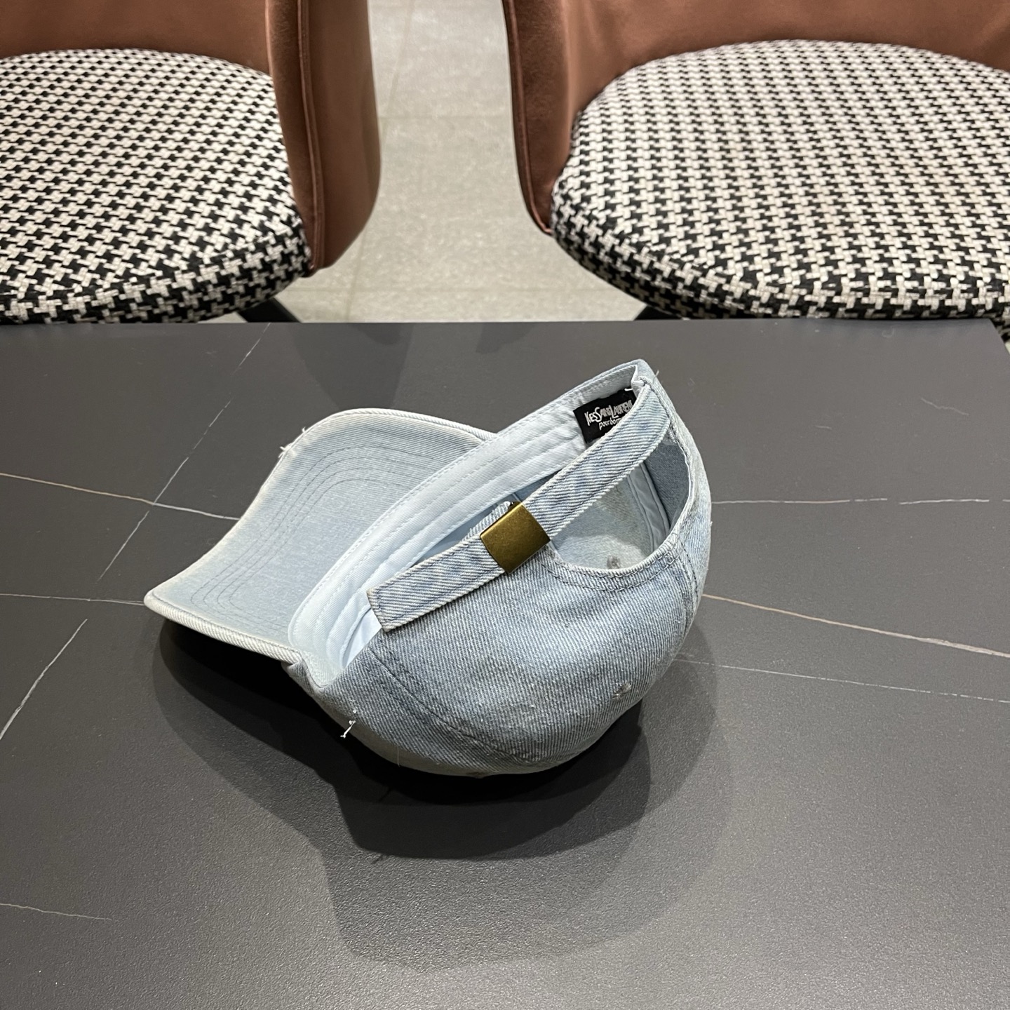 YSL圣罗兰 牛仔破洞棒球帽 简单休闲风的棒球帽 减龄百搭 适配度很高！简单随性~