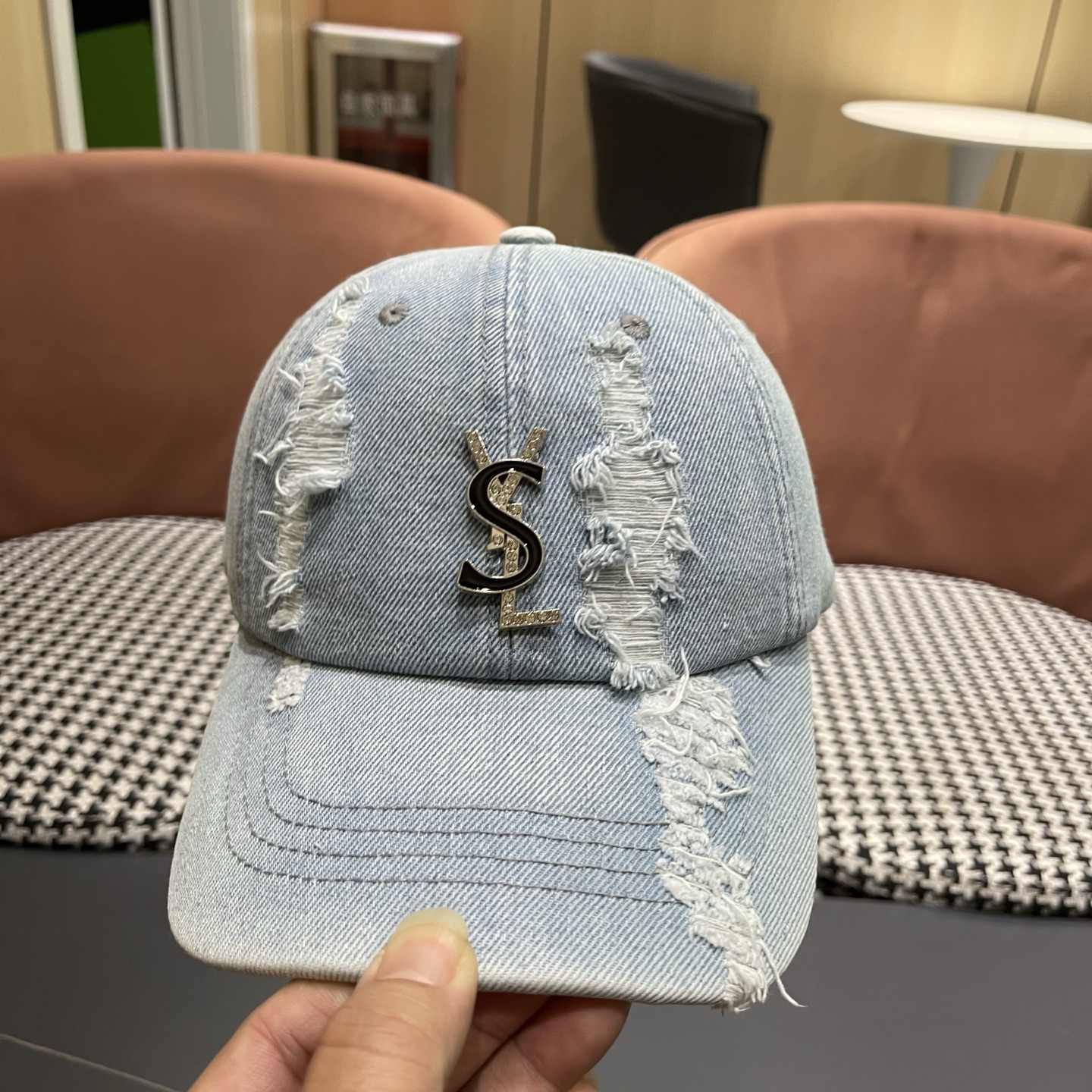 YSL圣罗兰 牛仔破洞棒球帽 简单休闲风的棒球帽 减龄百搭 适配度很高！简单随性~