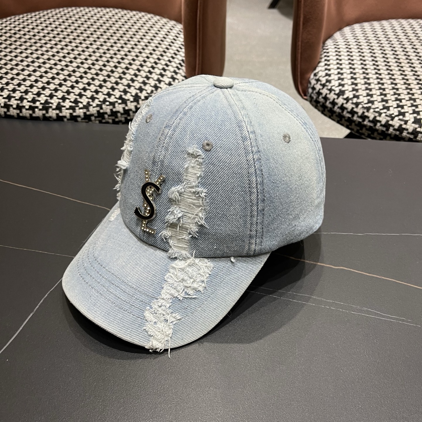 YSL圣罗兰 牛仔破洞棒球帽 简单休闲风的棒球帽 减龄百搭 适配度很高！简单随性~