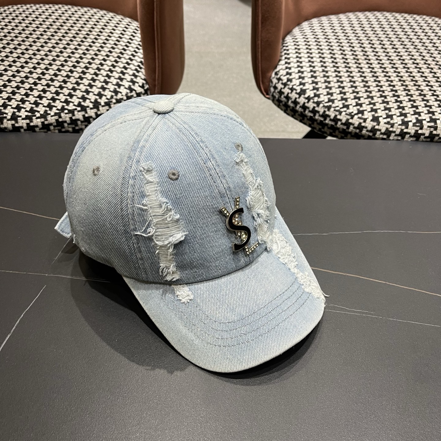 YSL圣罗兰 牛仔破洞棒球帽 简单休闲风的棒球帽 减龄百搭 适配度很高！简单随性~