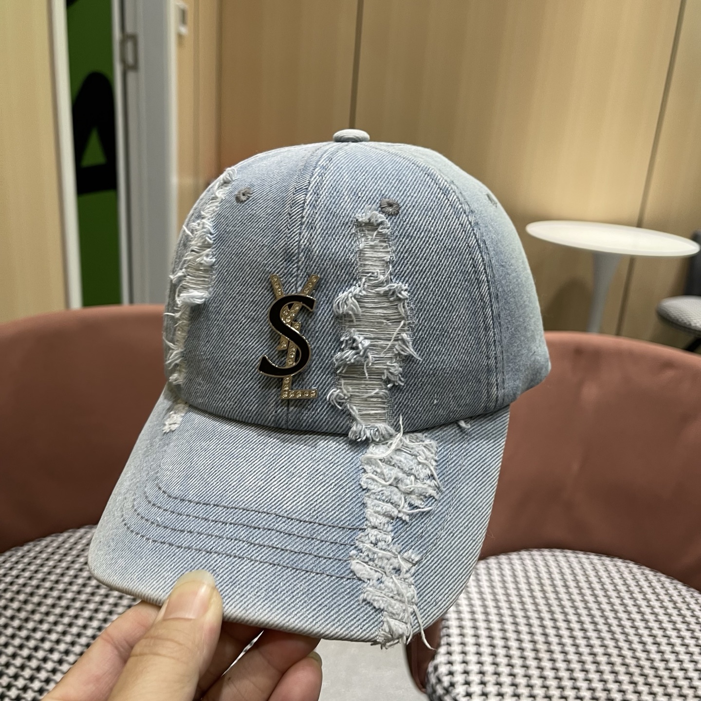 YSL圣罗兰 牛仔破洞棒球帽 简单休闲风的棒球帽 减龄百搭 适配度很高！简单随性~