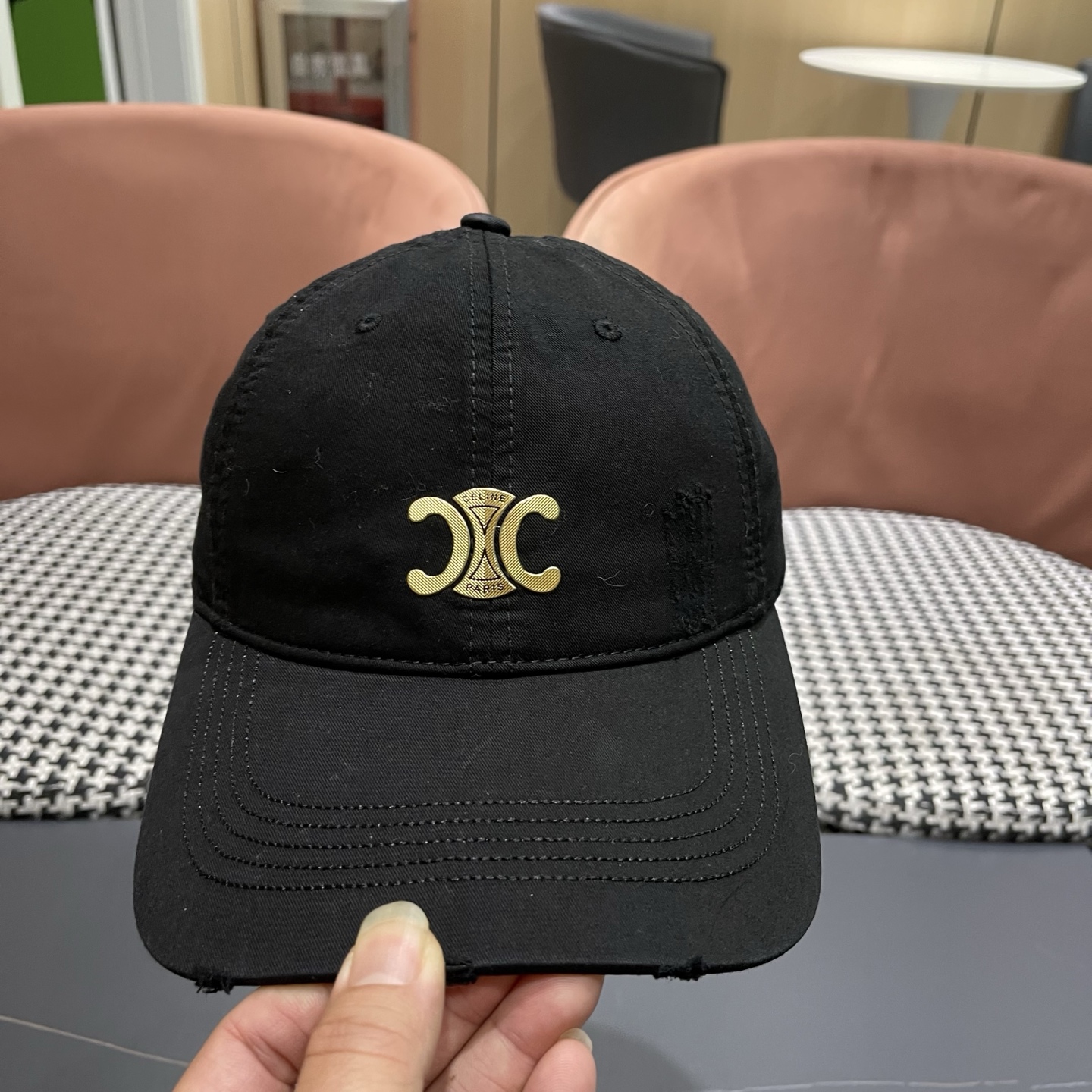 CELINE（塞琳）棒球帽🧢简简单单但很有辨识度 走在人群中一眼就能吸引住眼球