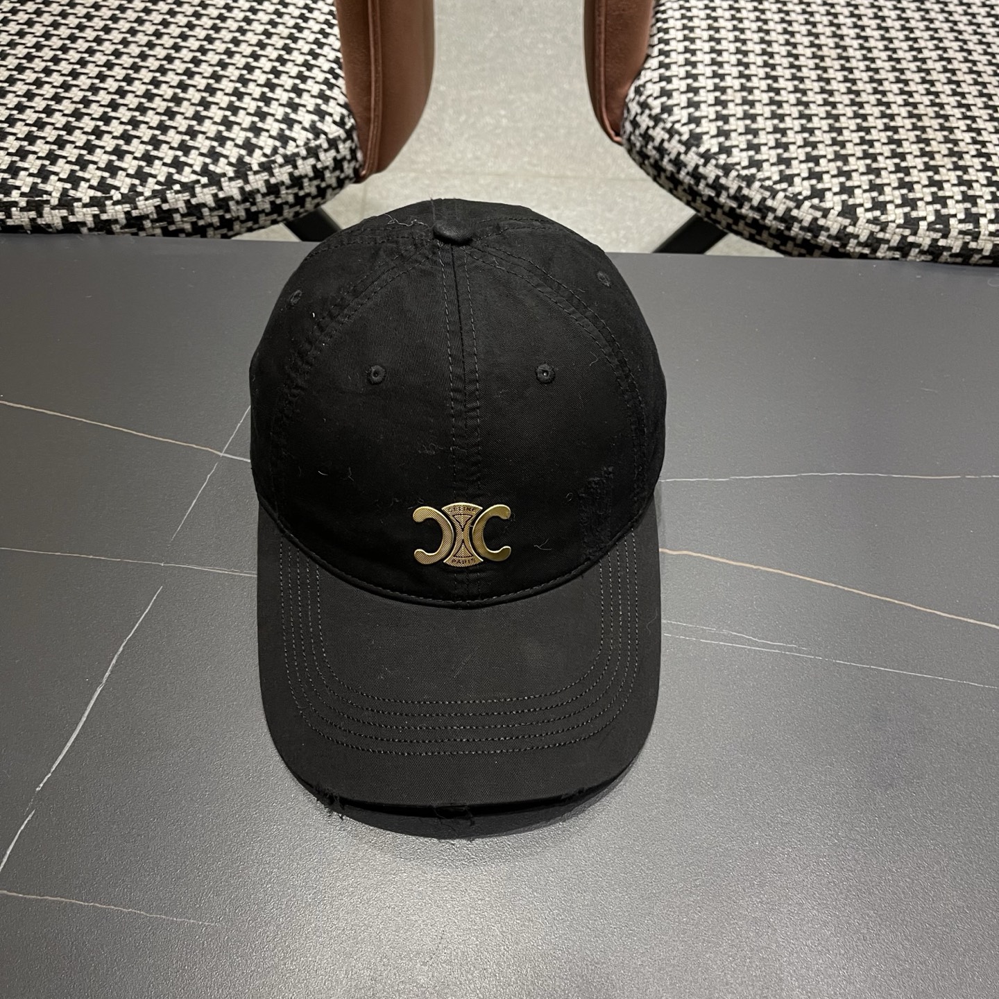 CELINE（塞琳）棒球帽🧢简简单单但很有辨识度 走在人群中一眼就能吸引住眼球