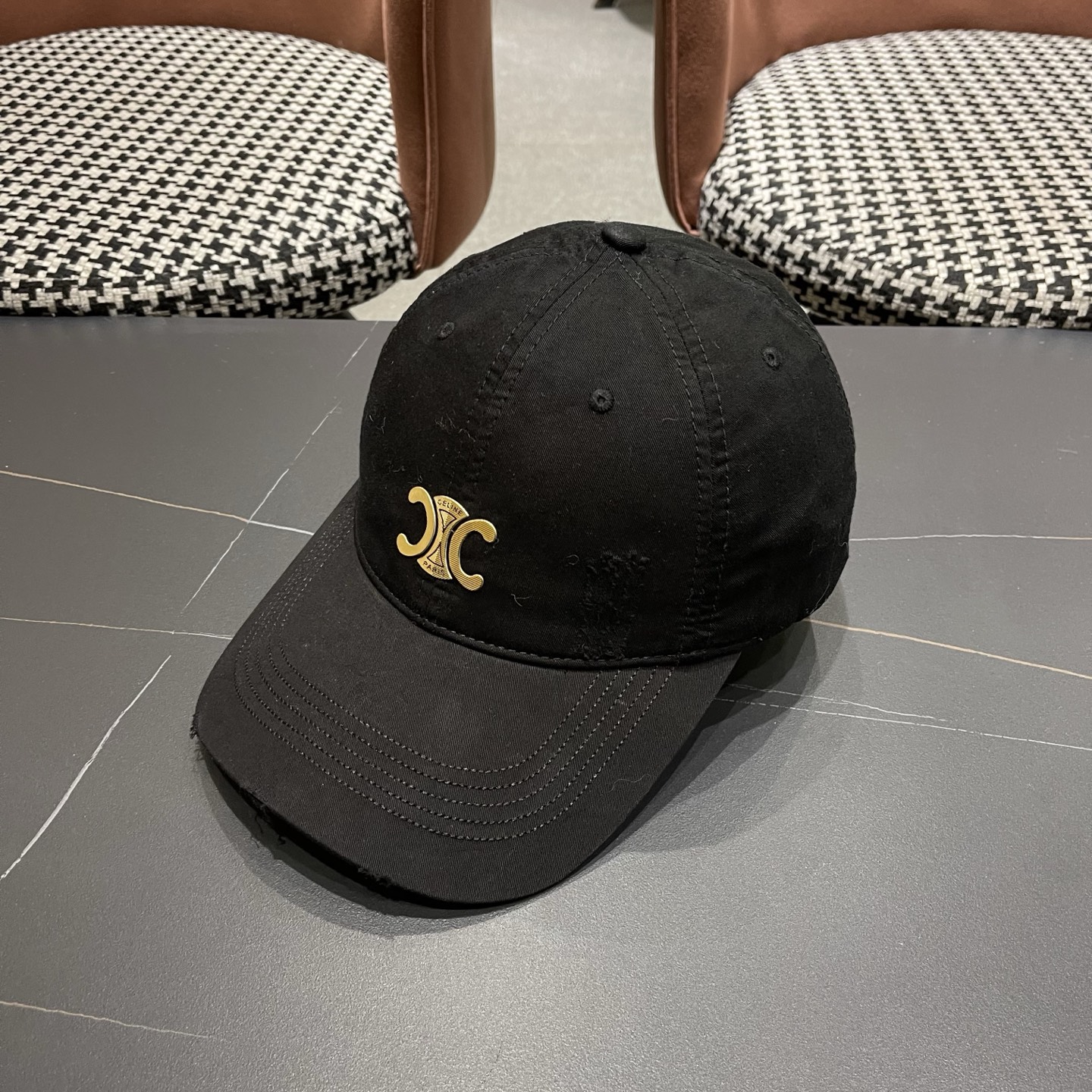 CELINE（塞琳）棒球帽🧢简简单单但很有辨识度 走在人群中一眼就能吸引住眼球